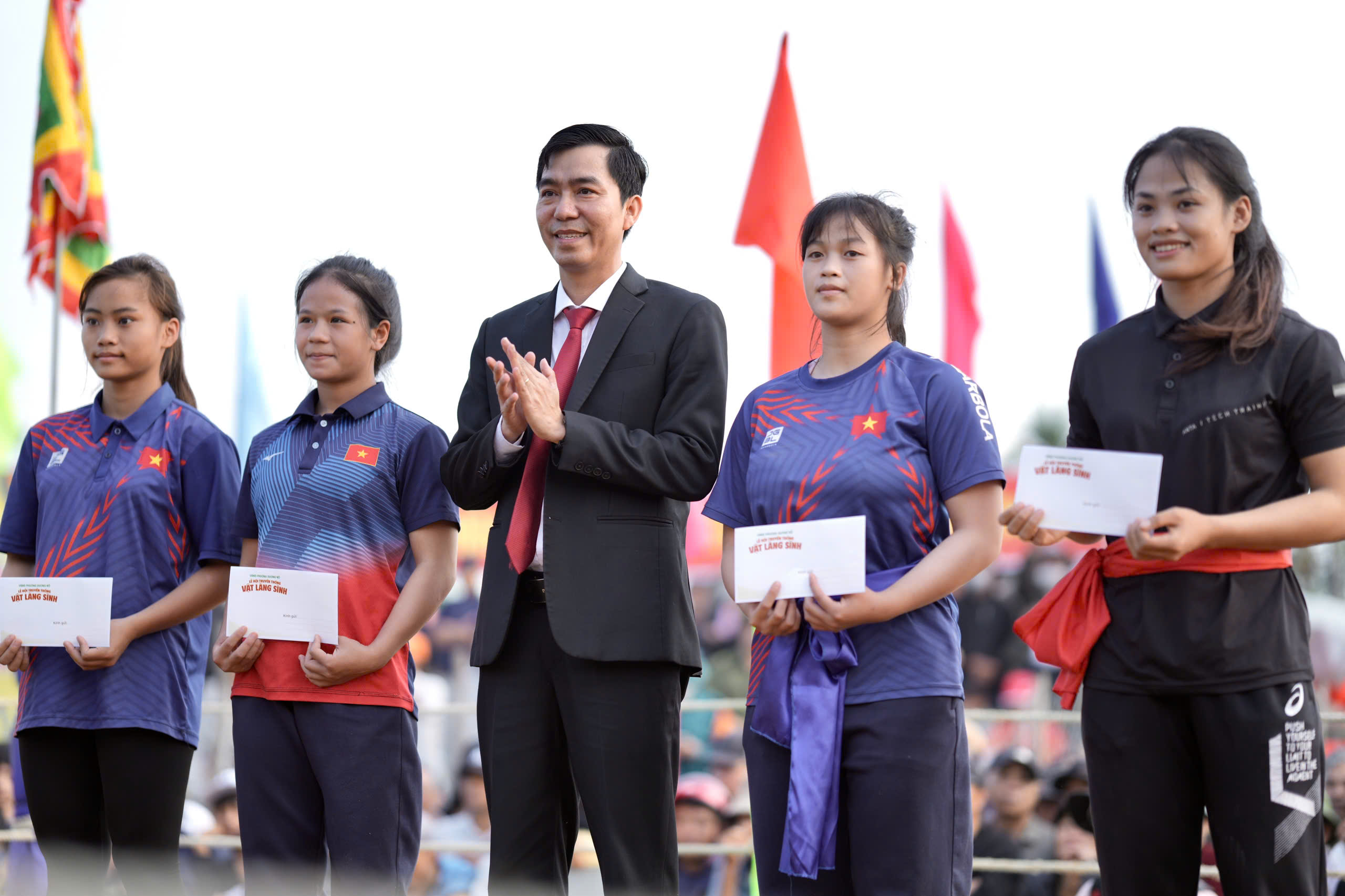 Tưng bừng hội vật truyền thống l&agrave;ng S&igrave;nh hơn 200 năm ở Huế- Ảnh 13.