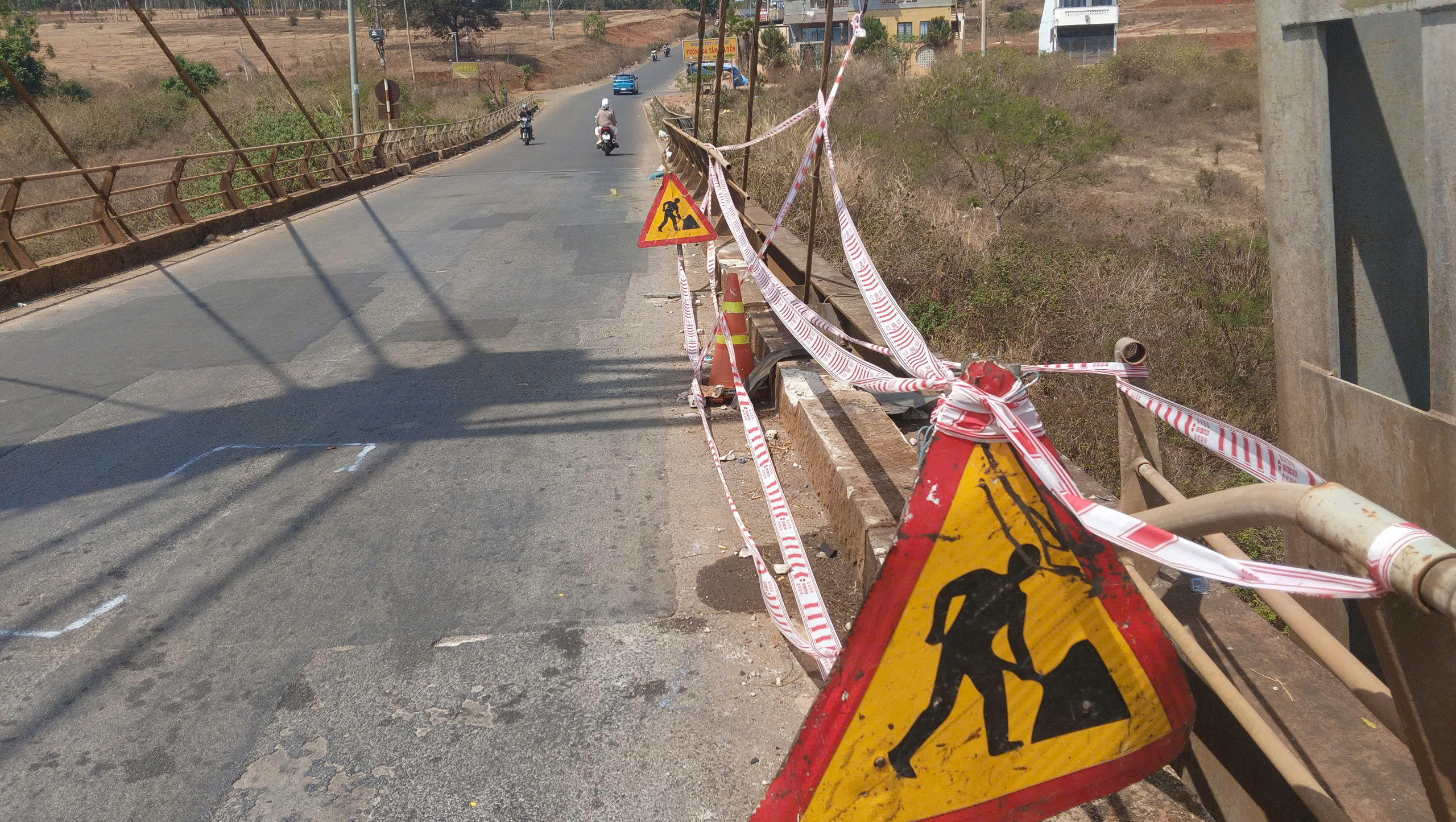 Gia Lai: Truy t&igrave;m &ocirc; t&ocirc; đ&acirc;m hỏng lan can cầu rồi rời đi- Ảnh 1.