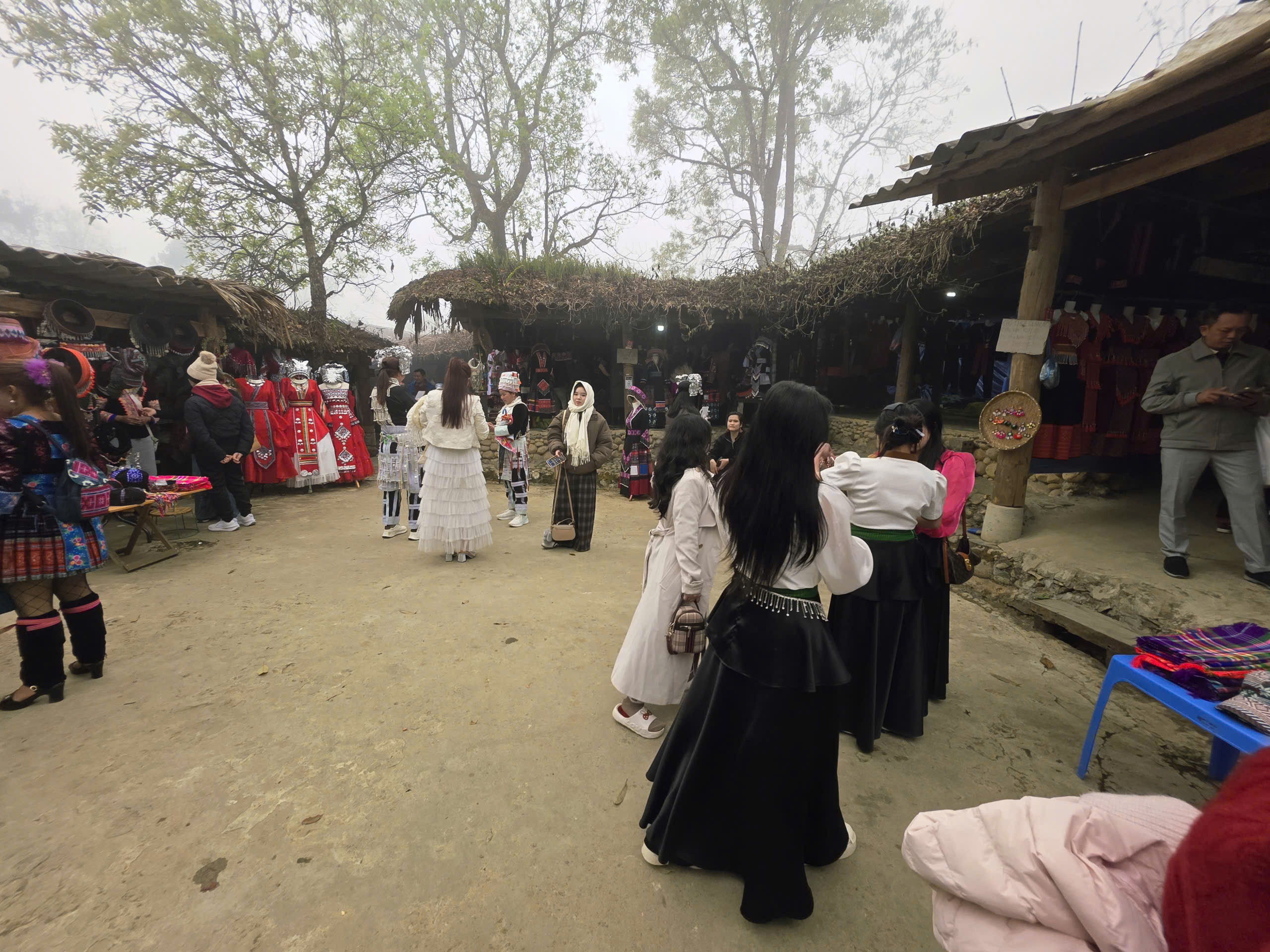 Độc đ&aacute;o phi&ecirc;n chợ v&ugrave;ng cao Sin Suối Hồ h&uacute;t kh&aacute;ch du lịch- Ảnh 15.