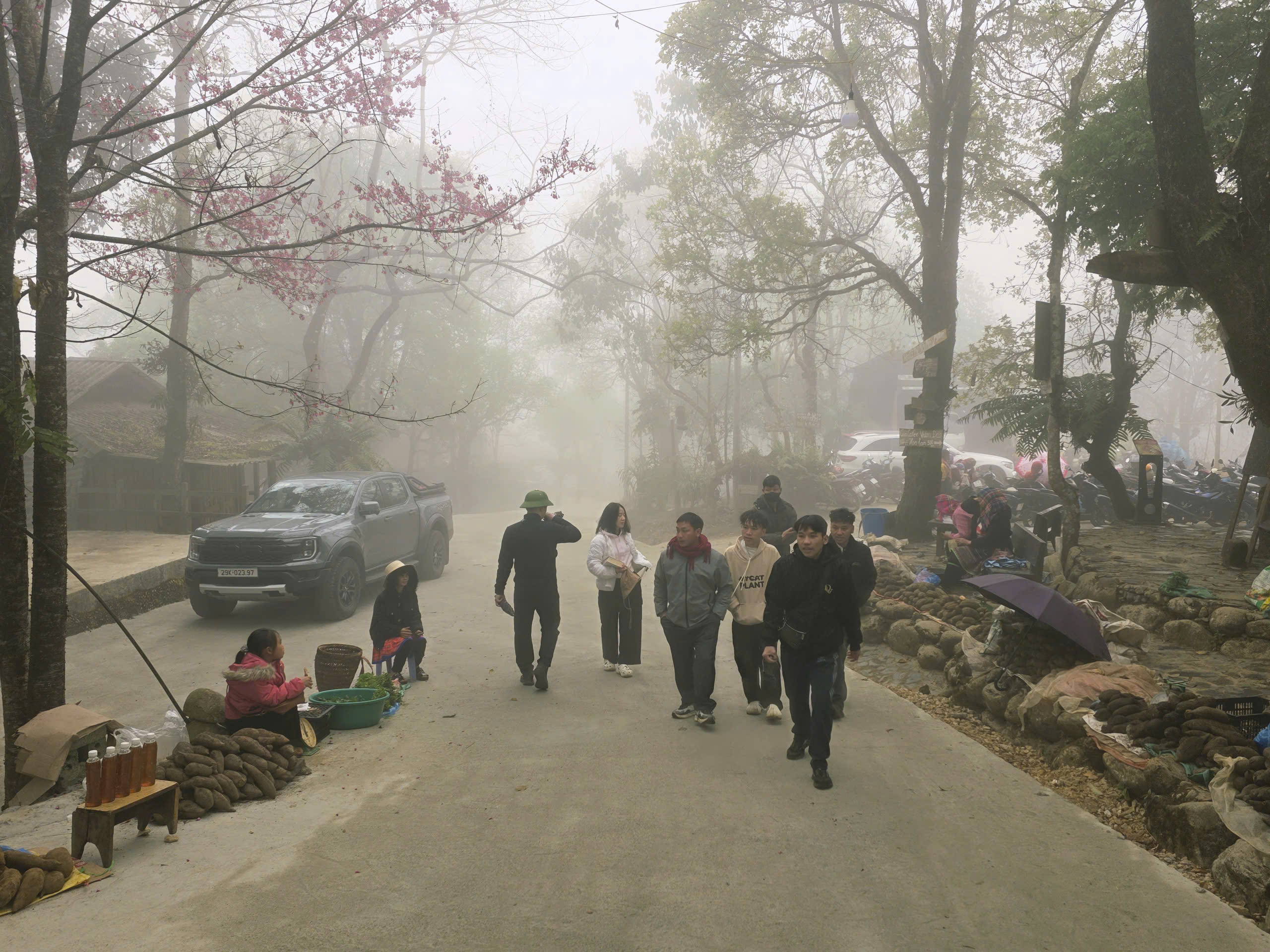 Độc đ&aacute;o phi&ecirc;n chợ v&ugrave;ng cao Sin Suối Hồ h&uacute;t kh&aacute;ch du lịch- Ảnh 9.