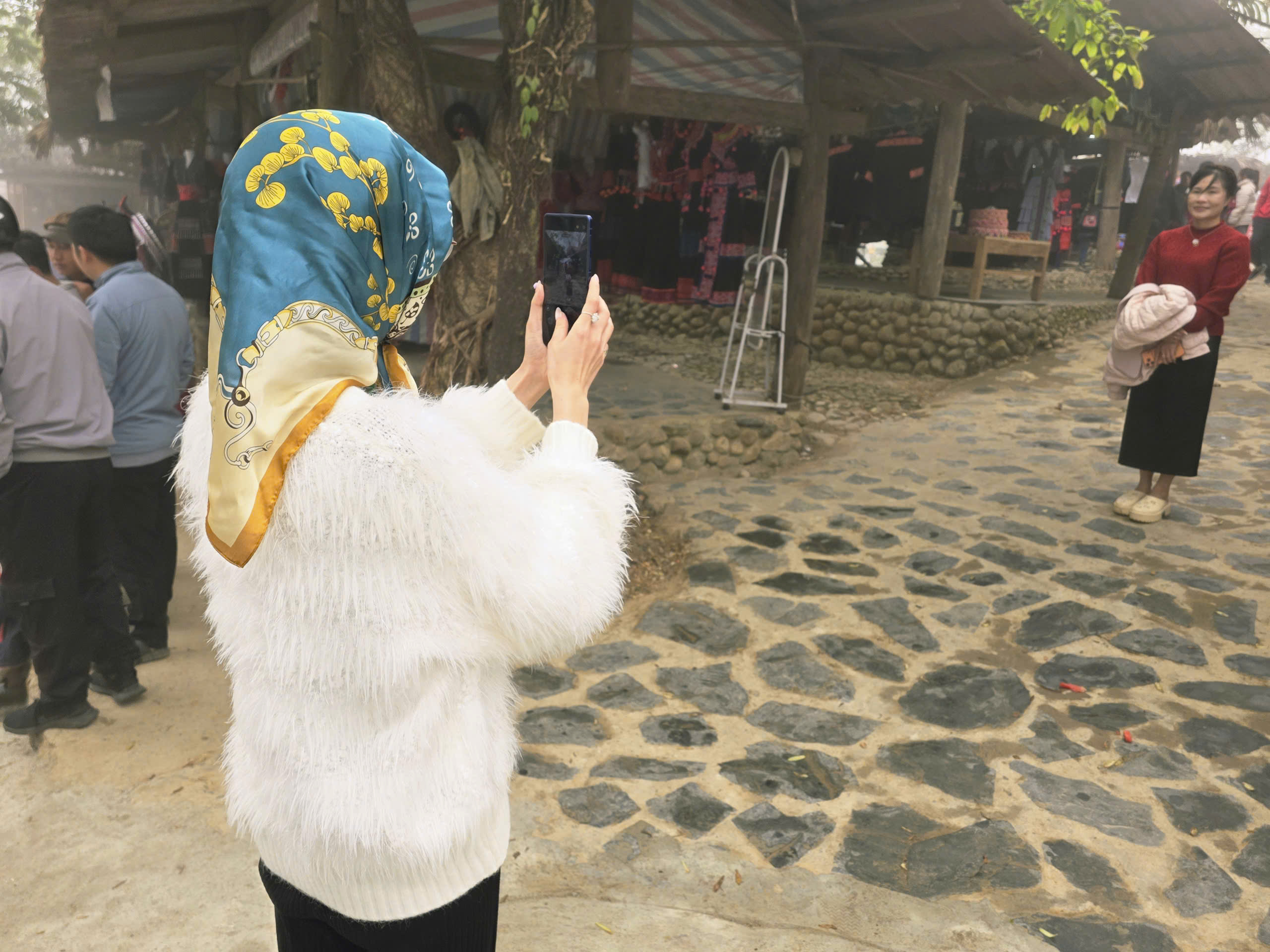 Độc đ&aacute;o phi&ecirc;n chợ v&ugrave;ng cao Sin Suối Hồ h&uacute;t kh&aacute;ch du lịch- Ảnh 10.