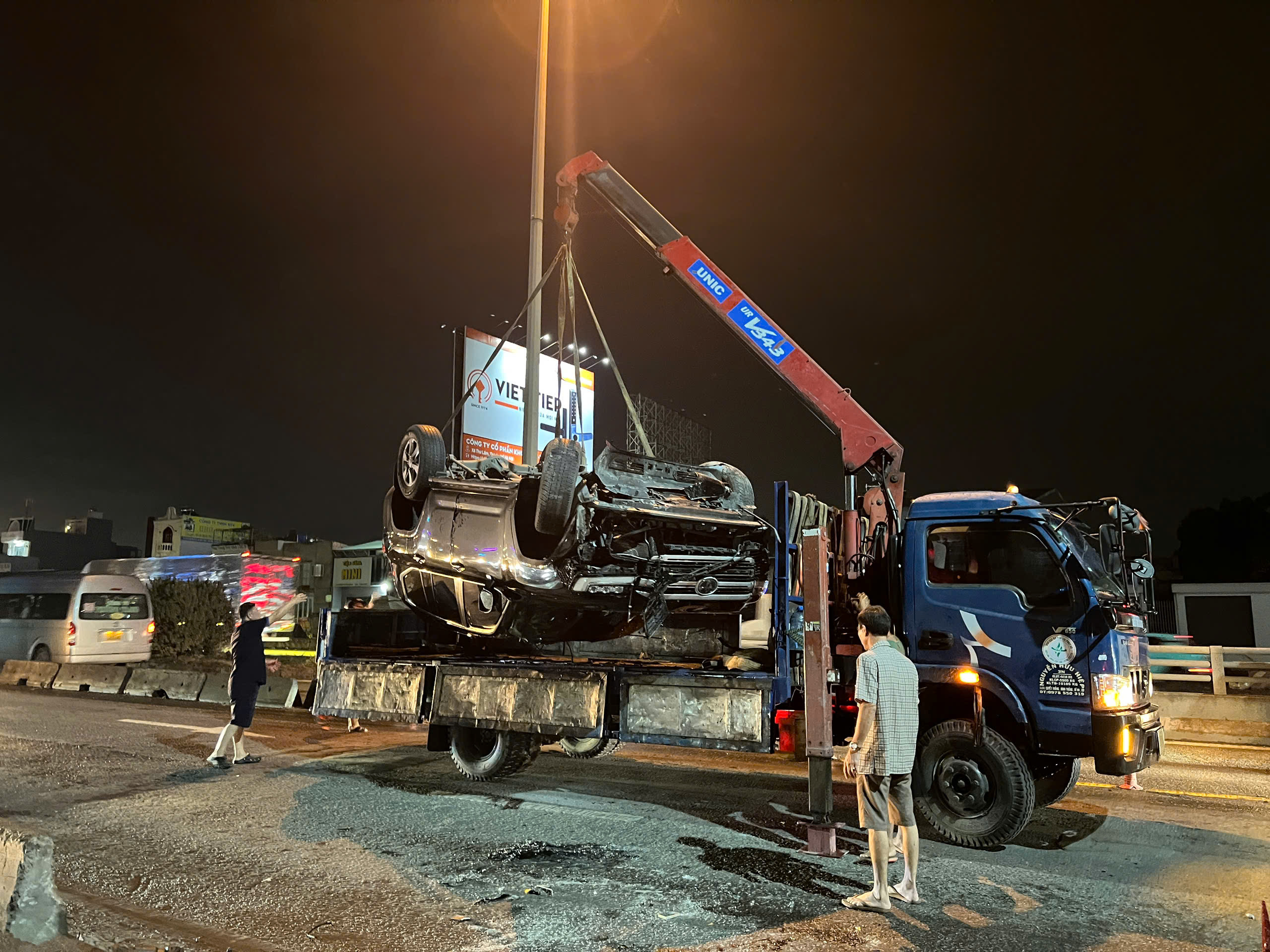 Ô tô 7 chỗ tông dải phân cách rồi lật ngửa trên xa lộ Hà Nội- Ảnh 1. Ô tô 7 chỗ tông dải phân cách rồi lật ngửa trên xa lộ Hà Nội- Ảnh 1.