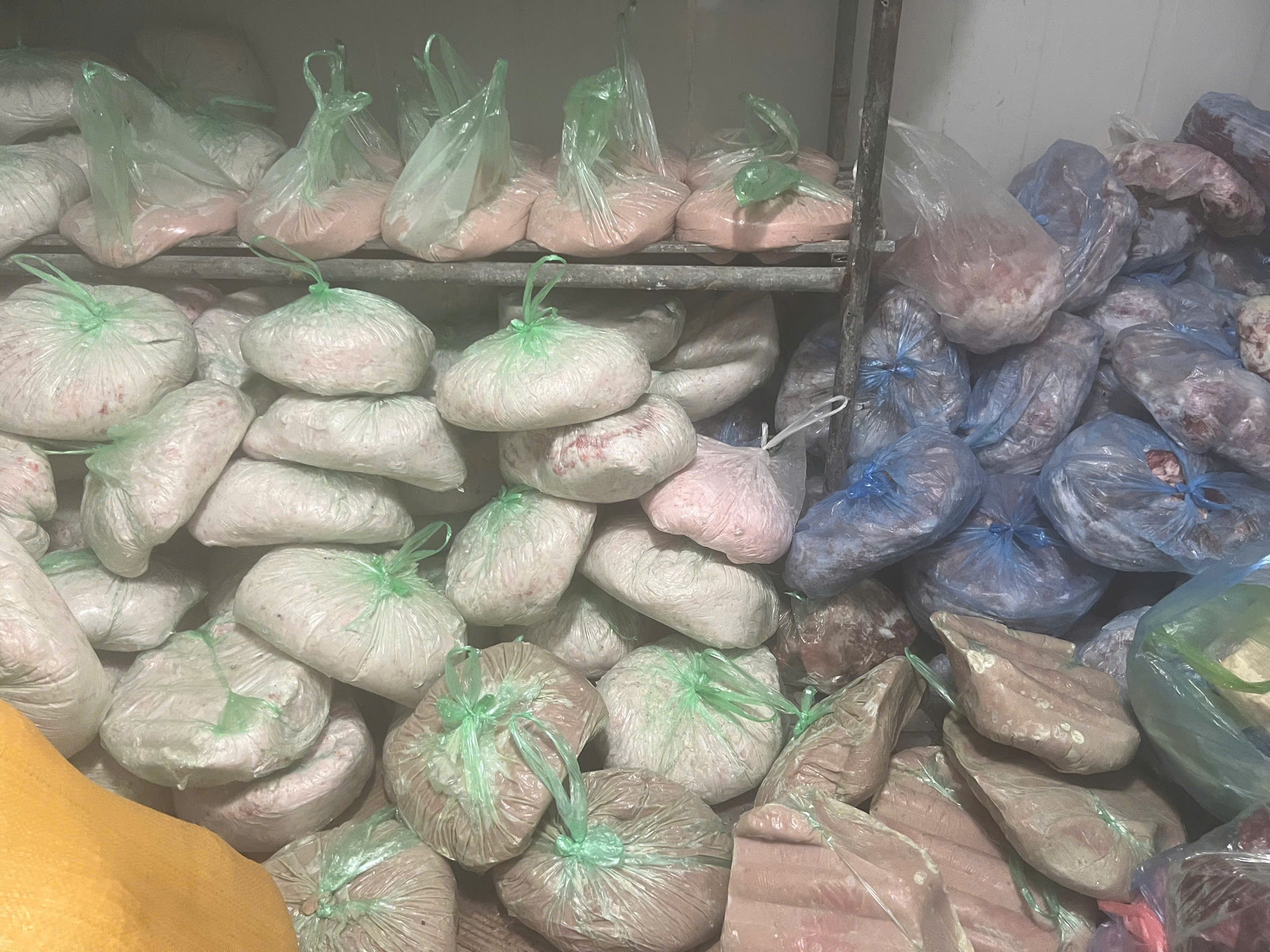 Khởi tố cơ sở sản xuất giò chả dùng hàn the, thu giữ hàng tấn thực phẩm vi phạm- Ảnh 4. Khởi tố cơ sở sản xuất giò chả dùng hàn the, thu giữ hàng tấn thực phẩm vi phạm- Ảnh 4.