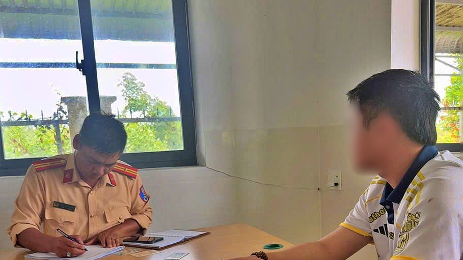 Cà Mau: Xử lý thanh niên chạy xe không đội mũ bảo hiểm, đăng TikTok câu view- Ảnh 1. Cà Mau: Xử lý thanh niên chạy xe không đội mũ bảo hiểm, đăng TikTok câu view- Ảnh 1.