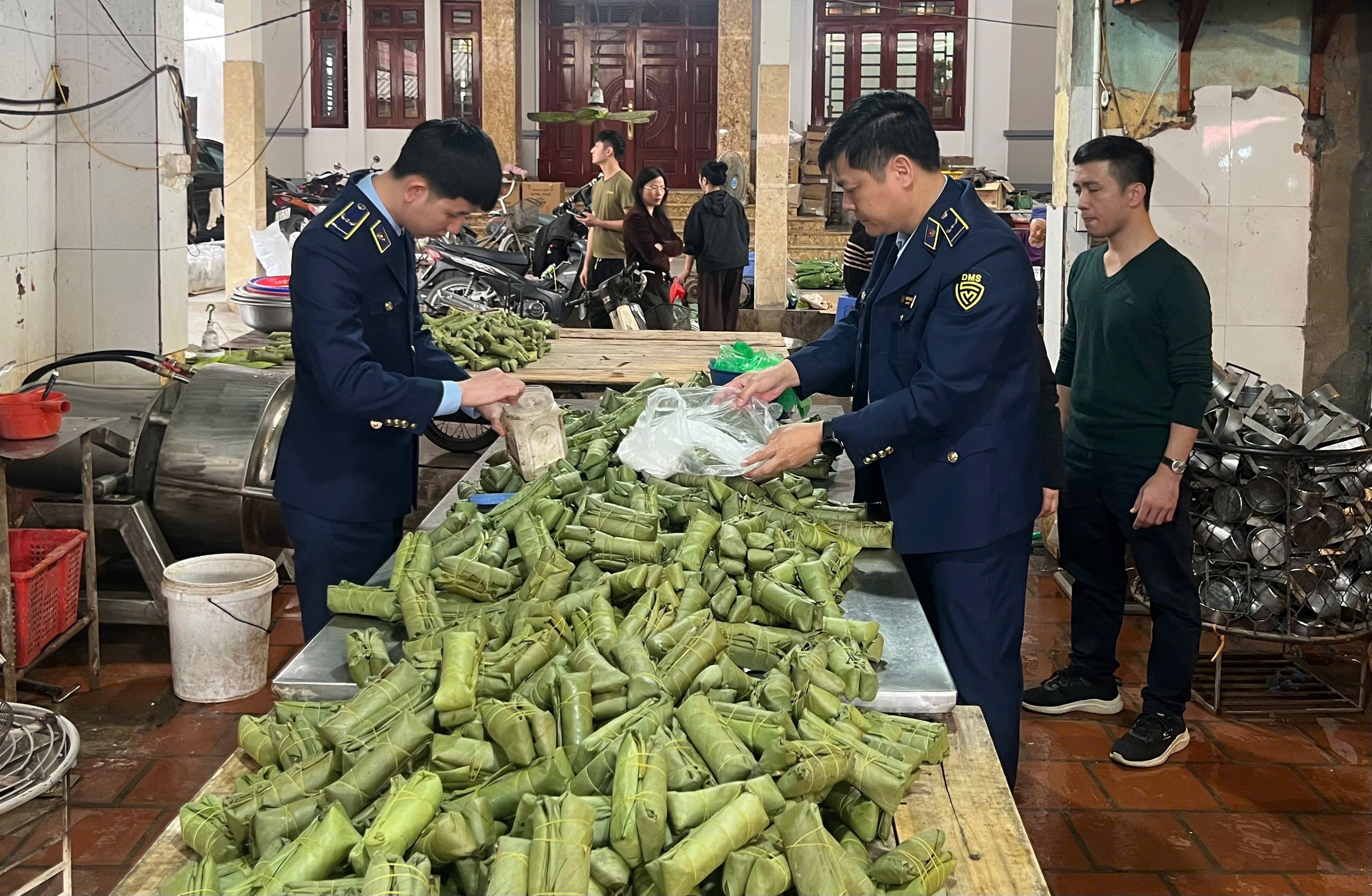 Khởi tố cơ sở sản xuất giò chả dùng hàn the, thu giữ hàng tấn thực phẩm vi phạm- Ảnh 2. Khởi tố cơ sở sản xuất giò chả dùng hàn the, thu giữ hàng tấn thực phẩm vi phạm- Ảnh 2.