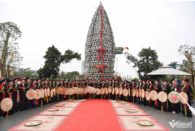 Du kh&aacute;ch mặc &aacute;o tứ th&acirc;n chụp ảnh b&ecirc;n Th&aacute;p Thần N&ocirc;ng.