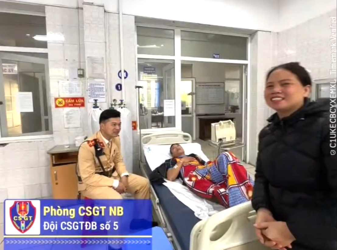 CSGT Ninh B&igrave;nh d&ugrave;ng xe tuần tra đưa bệnh nh&acirc;n đột quỵ đi cấp cứu kịp thời- Ảnh 1.
