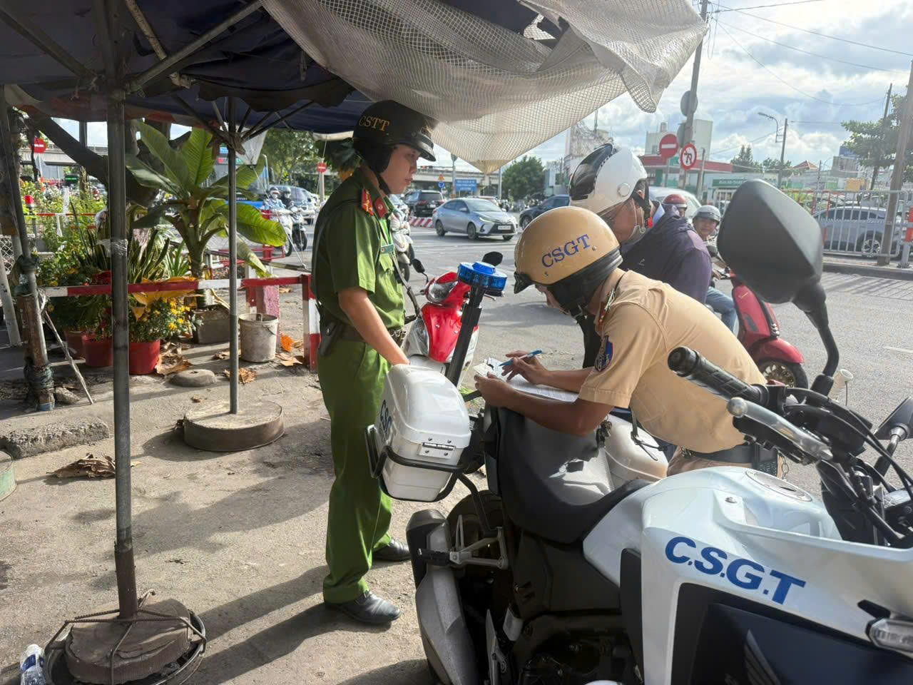 TP.HCM: CSGT xử l&yacute; nhiều trường hợp vi phạm an to&agrave;n giao th&ocirc;ng đường sắt- Ảnh 1.