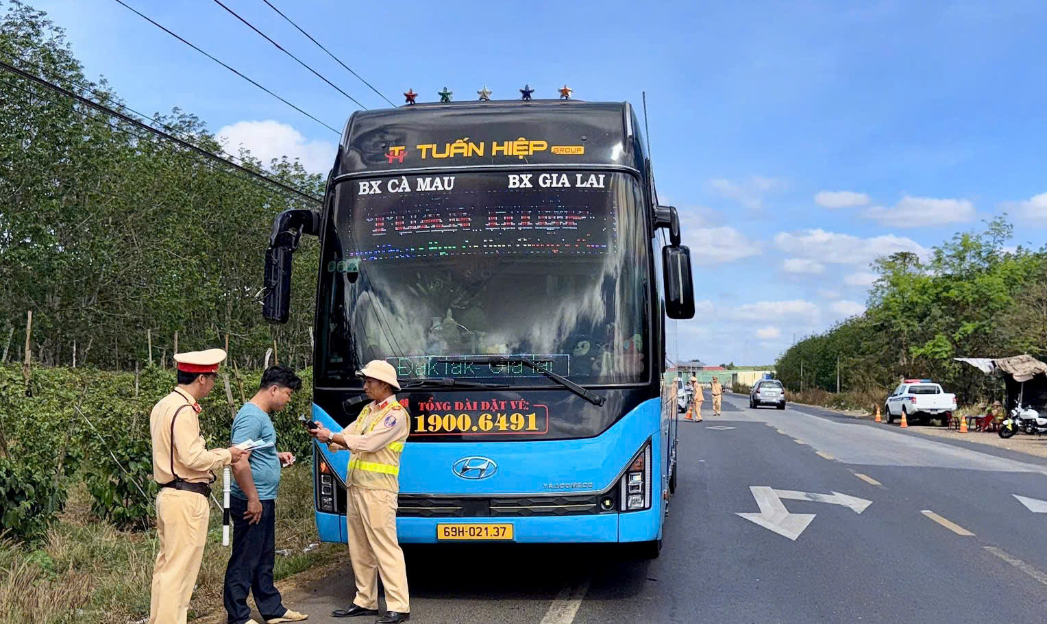 Gia Lai: Xử l&yacute; h&agrave;ng loạt xe kh&aacute;ch chở qu&aacute; tải, vi phạm tốc độ dịp lễ hội xu&acirc;n- Ảnh 3.
