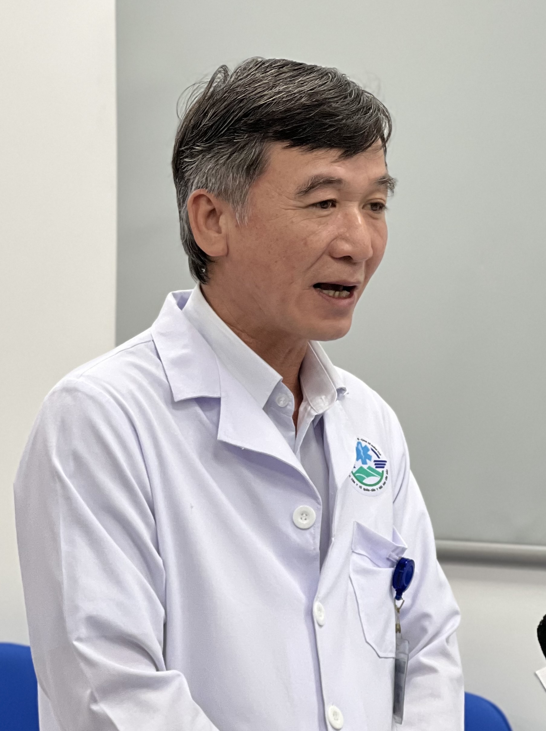 Người con của Côn Đảo và giấc mơ bệnh viện giữa biển xa- Ảnh 2. Người con của Côn Đảo và giấc mơ bệnh viện giữa biển xa- Ảnh 2.