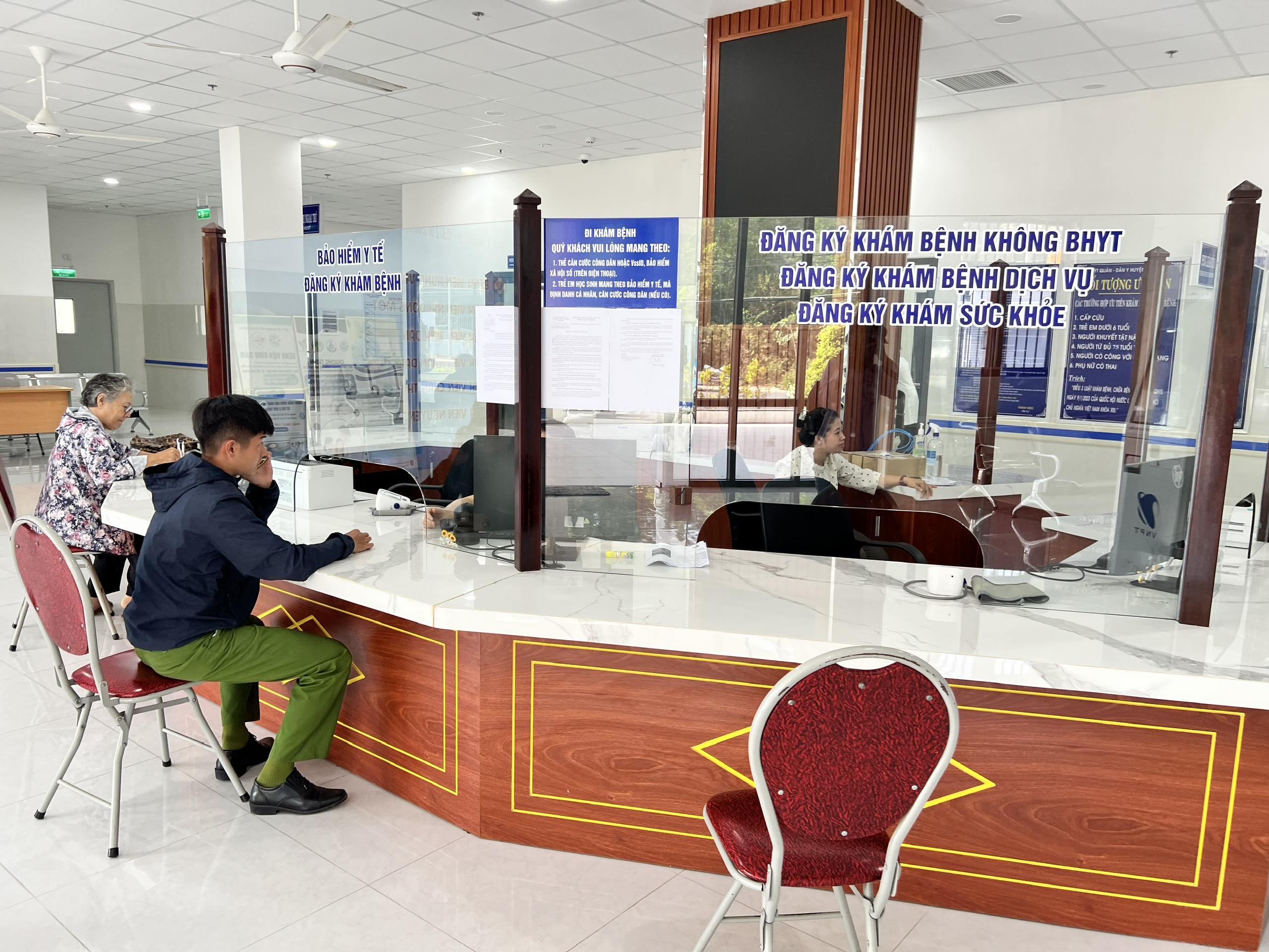 Người con của Côn Đảo và giấc mơ bệnh viện giữa biển xa- Ảnh 1. Người con của Côn Đảo và giấc mơ bệnh viện giữa biển xa- Ảnh 1.