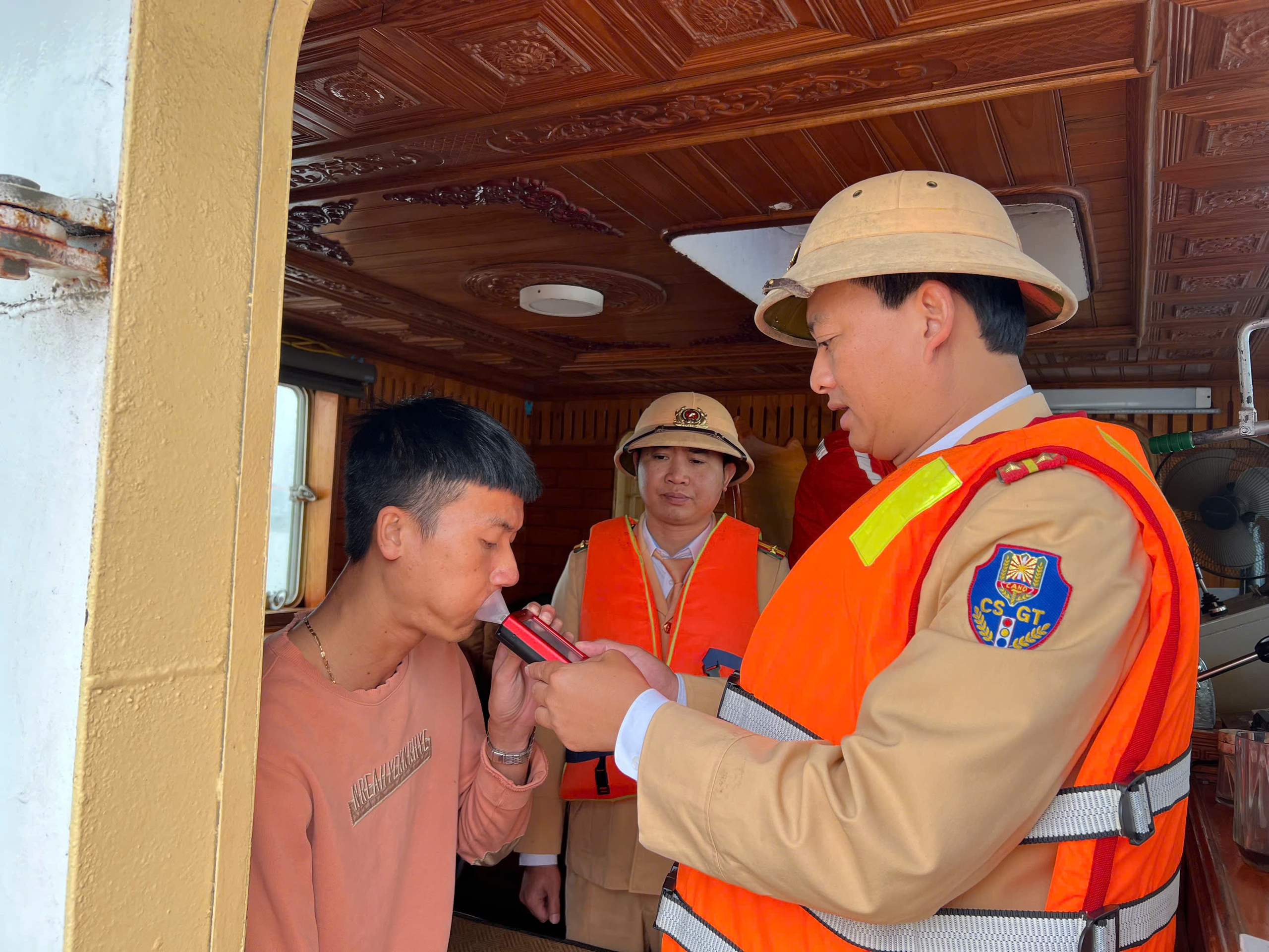 CSGT trao &aacute;o phao cho d&acirc;n ch&agrave;i mưu sinh tr&ecirc;n s&ocirc;ng Hồng- Ảnh 1.