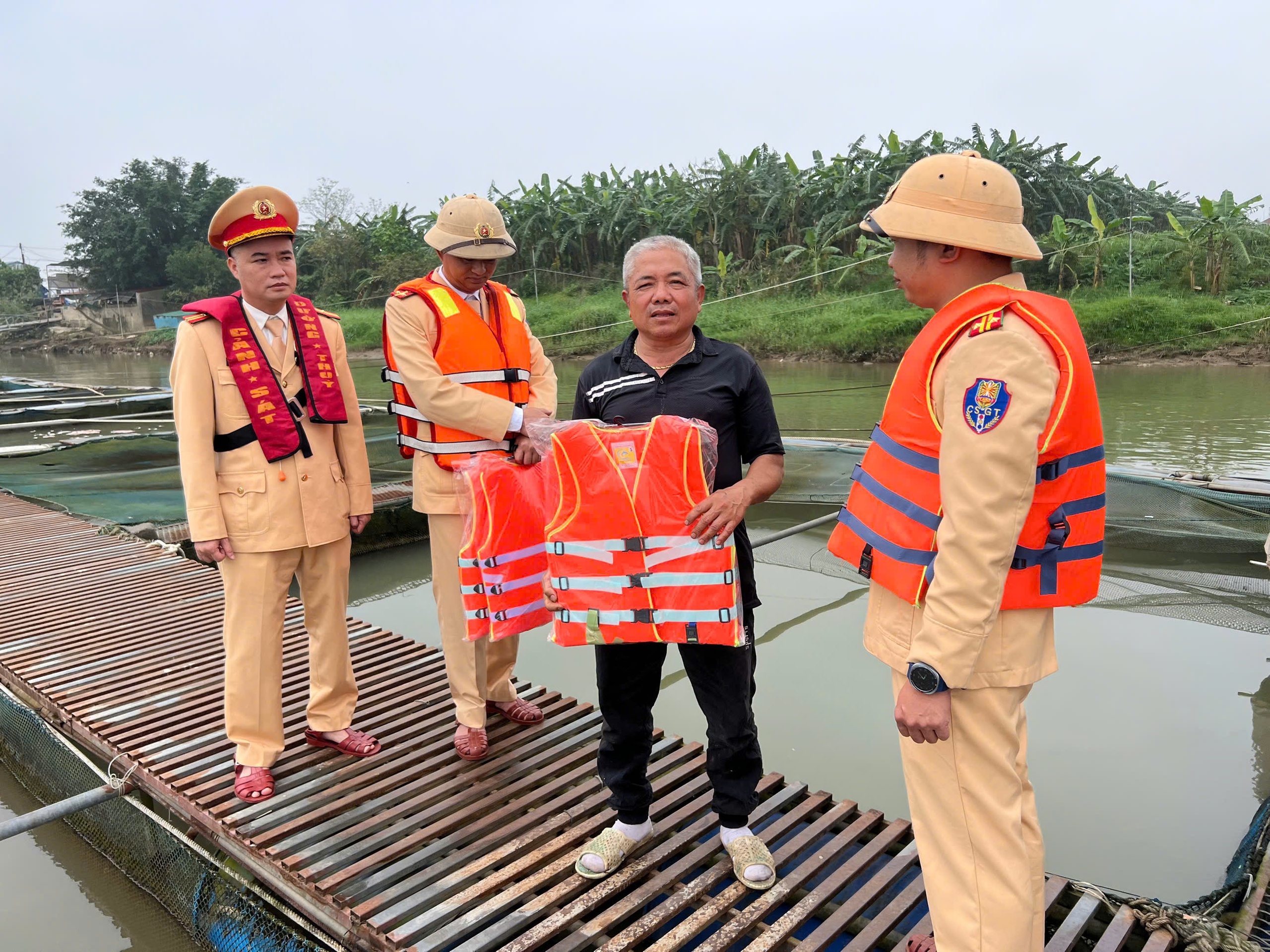 CSGT trao &aacute;o phao cho d&acirc;n ch&agrave;i mưu sinh tr&ecirc;n s&ocirc;ng Hồng- Ảnh 3.