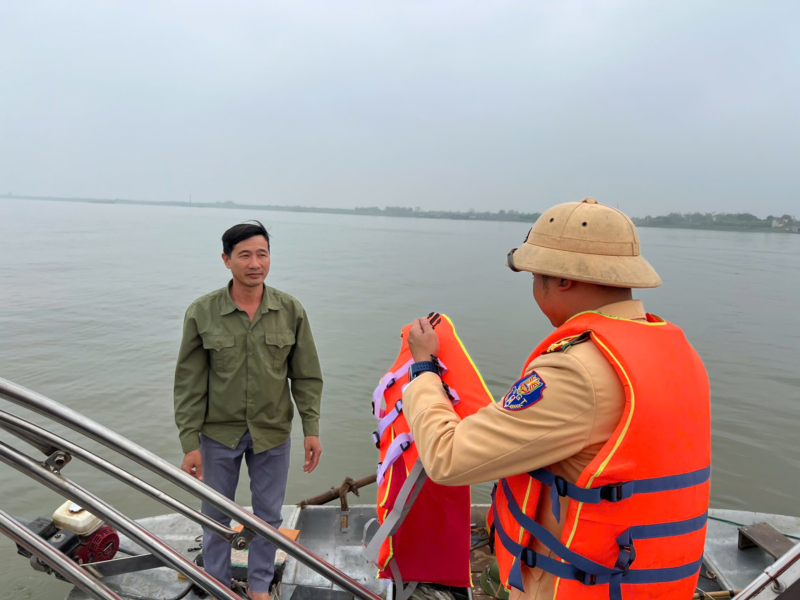 CSGT trao &aacute;o phao cho d&acirc;n ch&agrave;i mưu sinh tr&ecirc;n s&ocirc;ng Hồng- Ảnh 7.