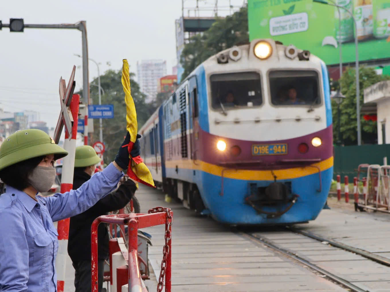 Xử phạt gần 200 t&agrave;i xế cố vượt r&agrave;o chắn đường sắt, bất chấp nguy cơ tai nạn- Ảnh 3.