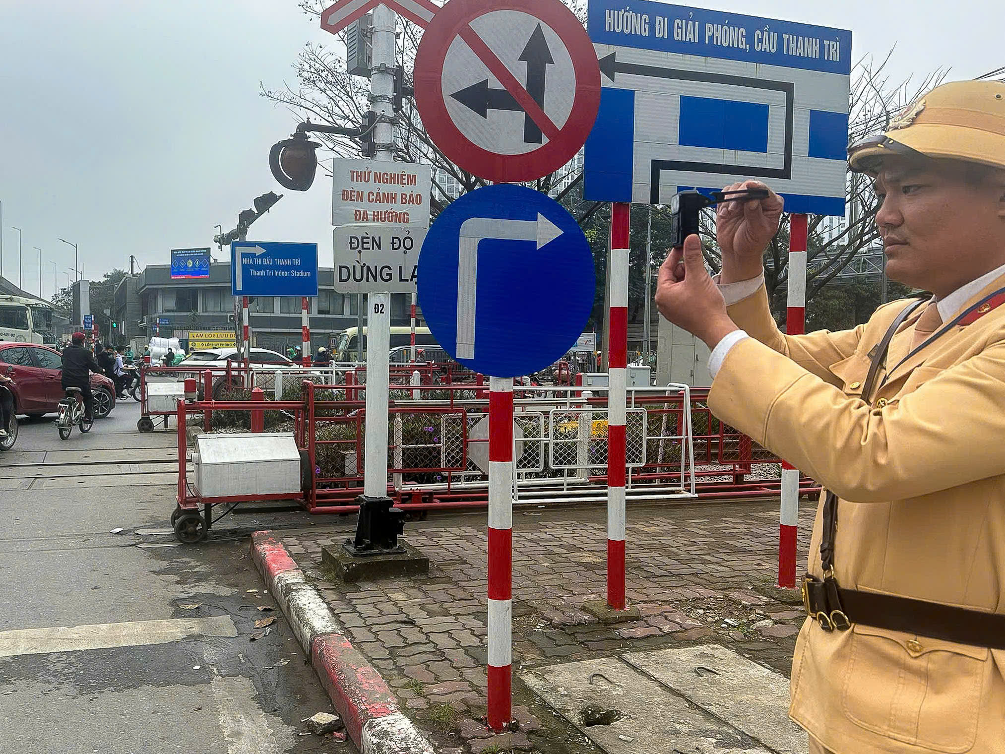 Nhiều tai nạn nghi&ecirc;m trọng, v&igrave; sao vẫn c&oacute; người cố vượt b&aacute;o hiệu đường sắt?- Ảnh 3.