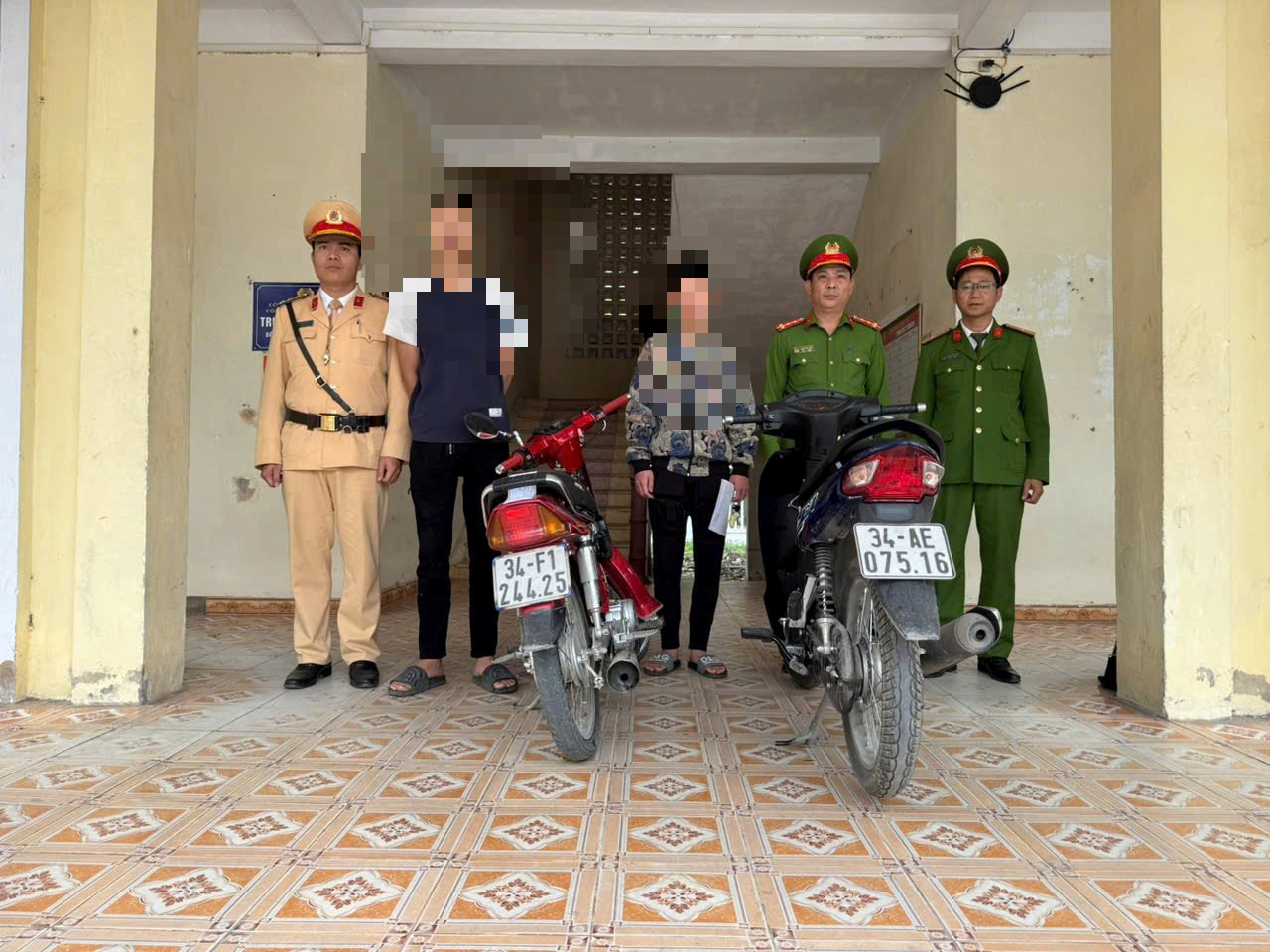 Hải Ph&ograve;ng: Xử l&yacute; 2 qu&aacute;i xế lạng l&aacute;ch tr&ecirc;n đường phố qua phản &aacute;nh từ mạng x&atilde; hội- Ảnh 2.