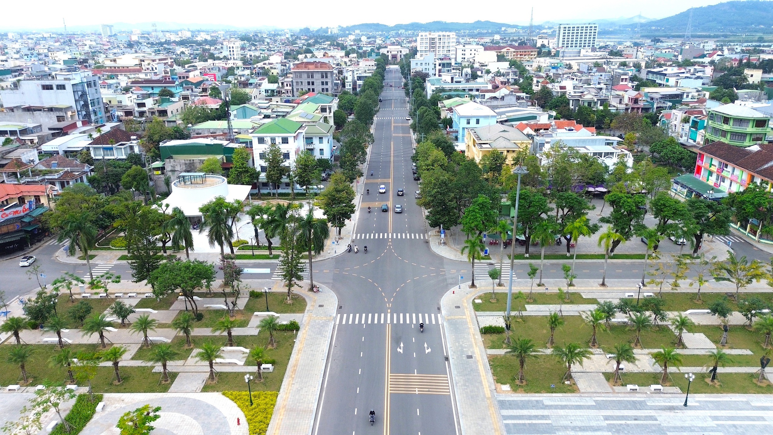Đường Phạm Văn Đồng ở Quảng Ng&atilde;i rộng th&ecirc;nh thang sau n&acirc;ng cấp- Ảnh 6.