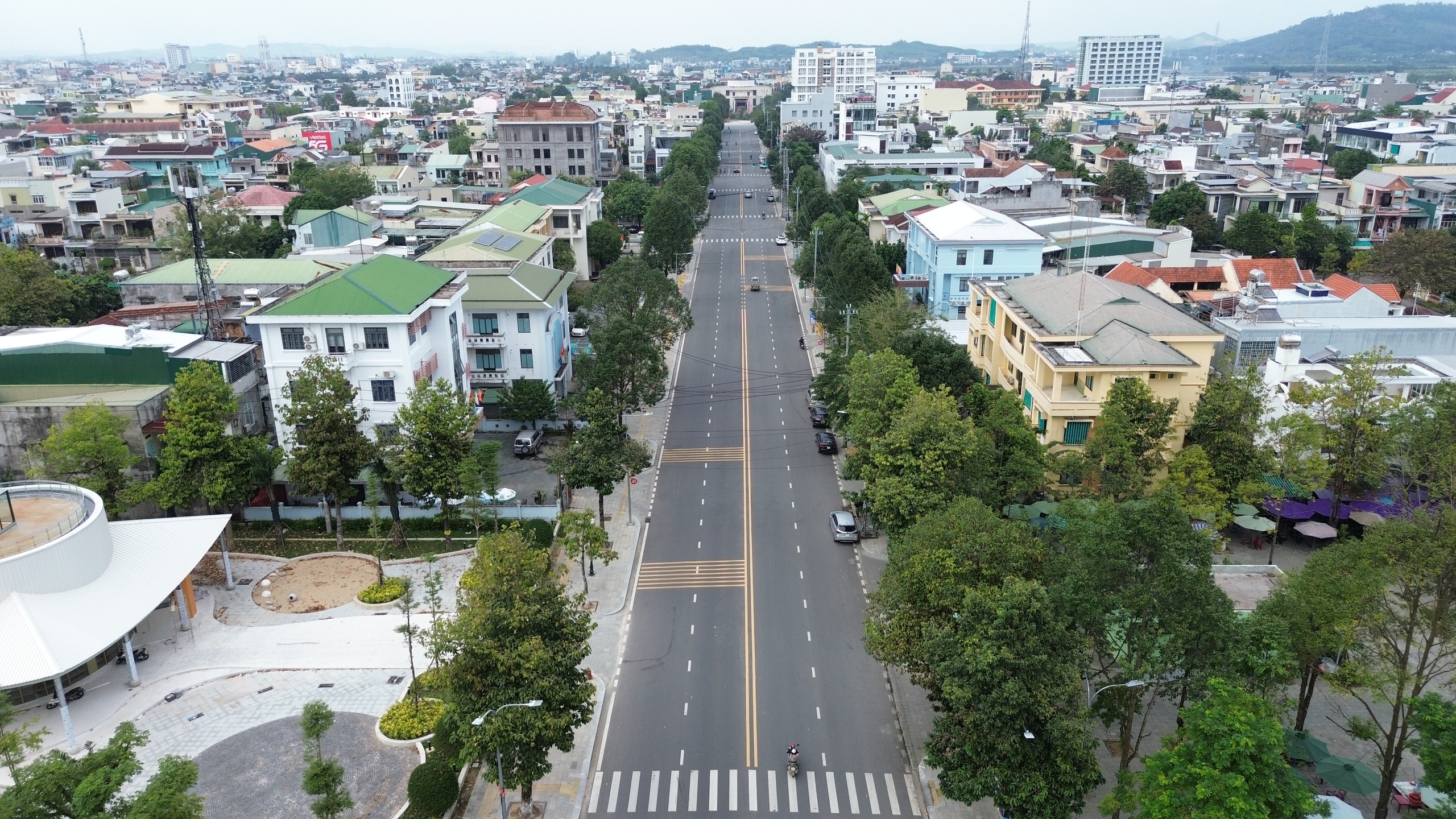 Đường Phạm Văn Đồng ở Quảng Ng&atilde;i rộng th&ecirc;nh thang sau n&acirc;ng cấp- Ảnh 4.