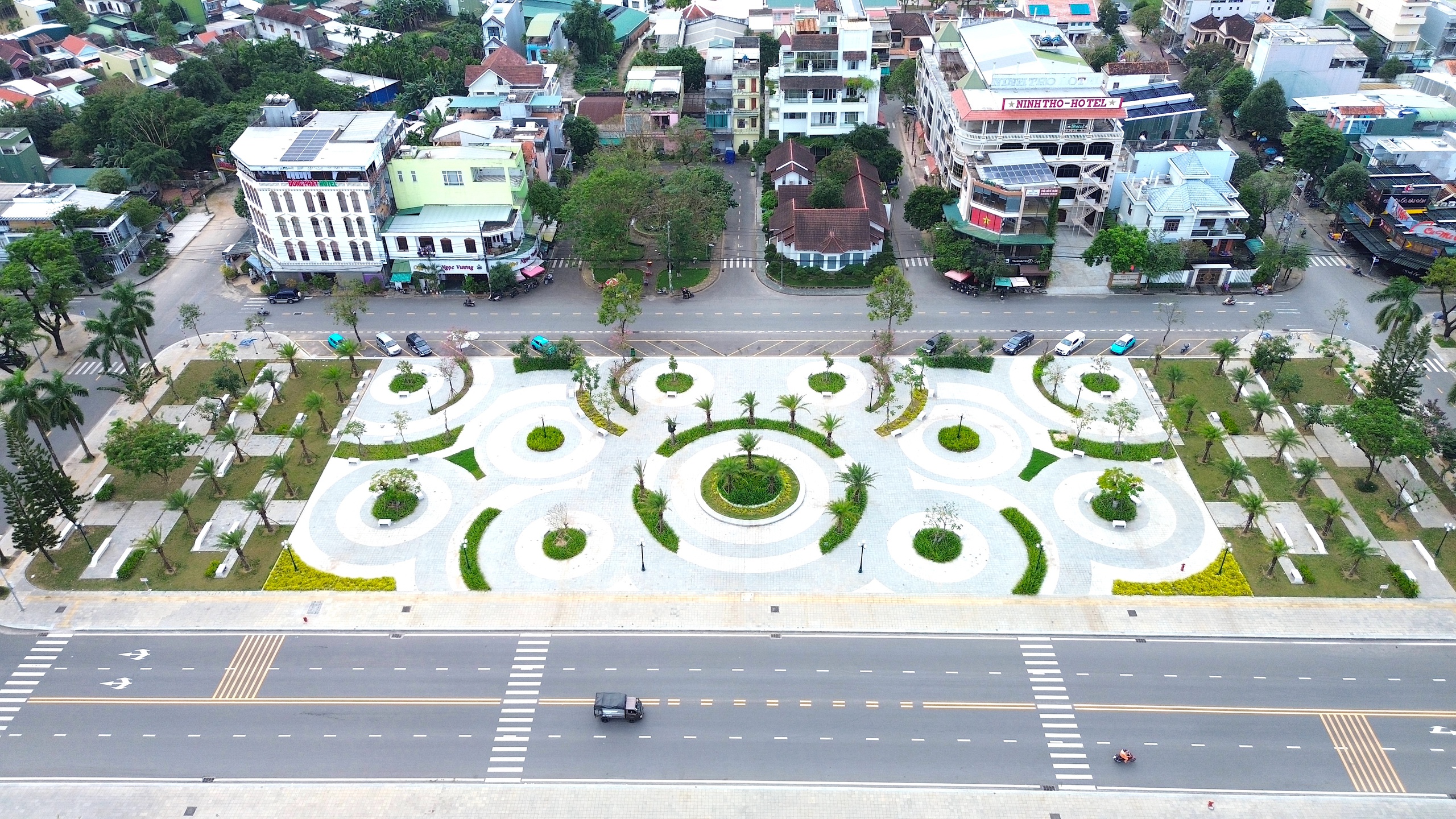 Đường Phạm Văn Đồng ở Quảng Ng&atilde;i rộng th&ecirc;nh thang sau n&acirc;ng cấp- Ảnh 2.