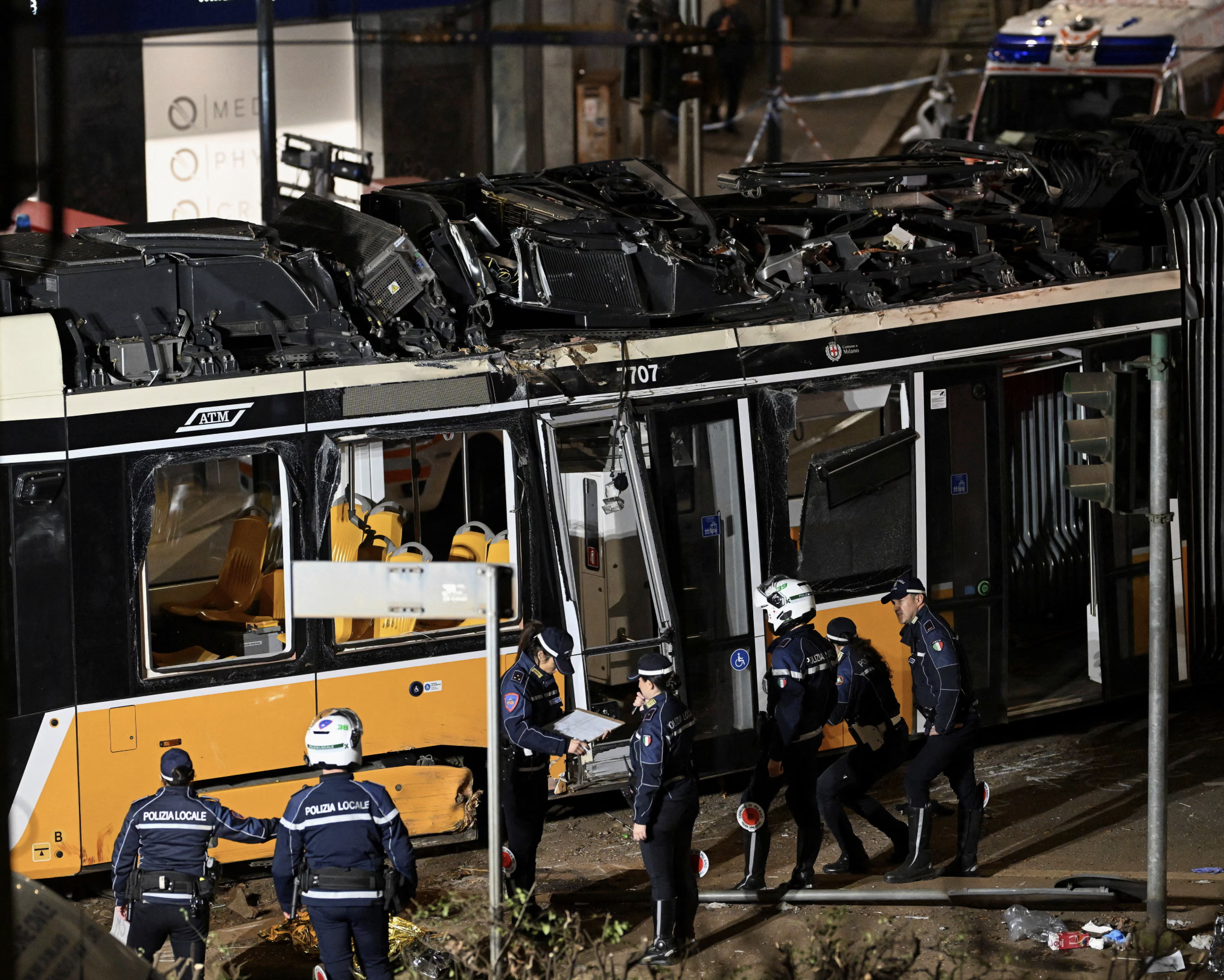 T&agrave;u điện trật b&aacute;nh, đ&acirc;m v&agrave;o to&agrave; nh&agrave; tại Milan khiến 40 người thương vong- Ảnh 1.