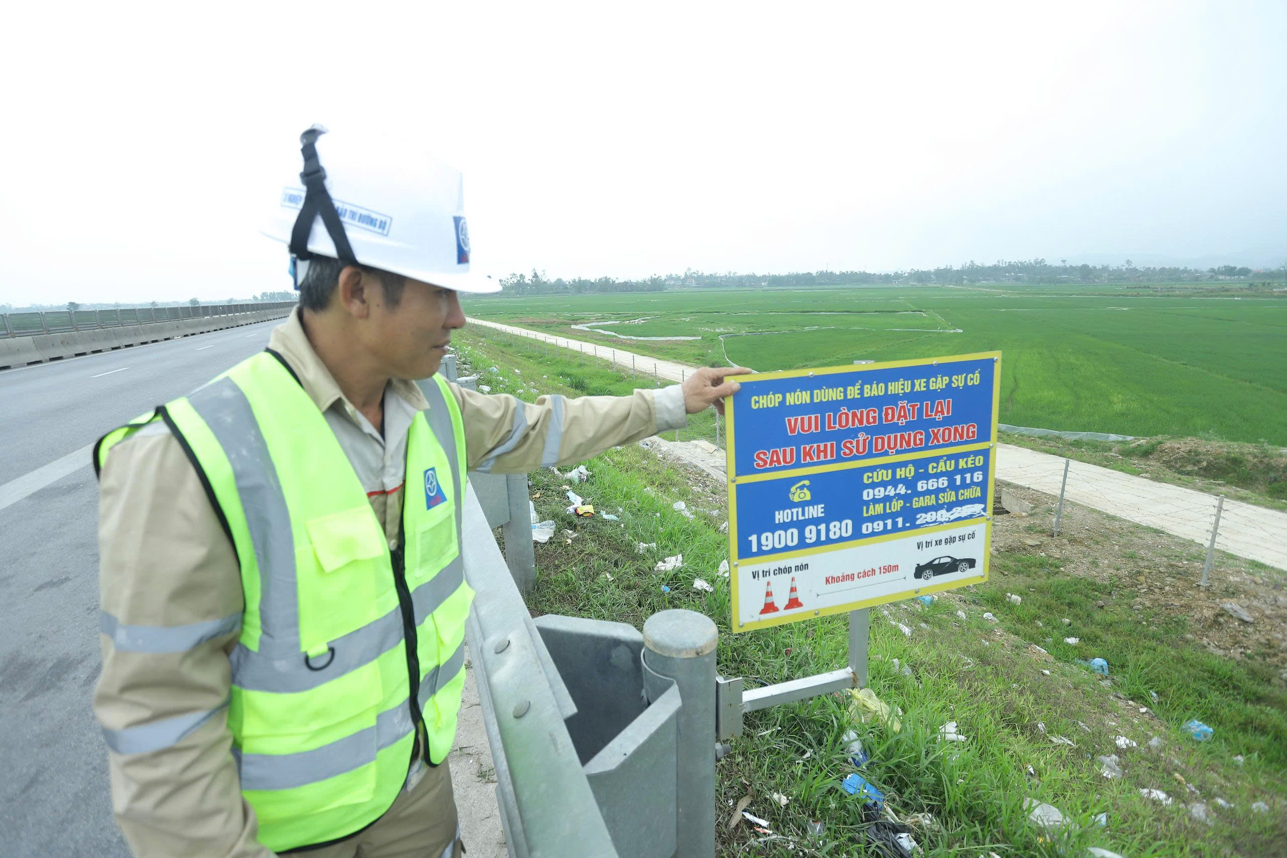 Ch&oacute;p n&oacute;n cảnh b&aacute;o tr&ecirc;n cao tốc qua H&agrave; Tĩnh &ldquo;kh&ocirc;ng c&aacute;nh m&agrave; bay&rdquo;- Ảnh 3.