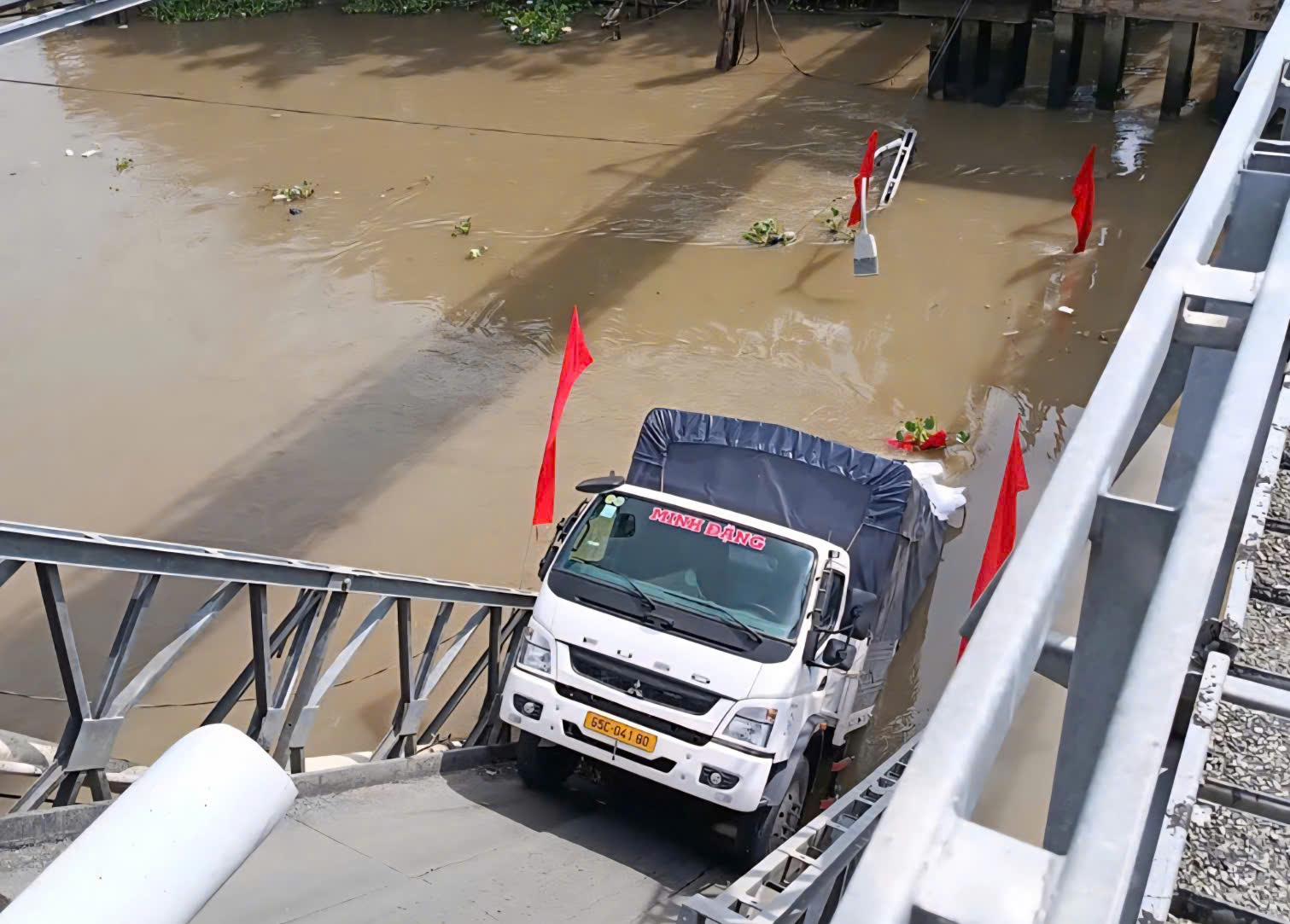 Xe tải chở gạo l&agrave;m sập cầu 30 Th&aacute;ng 4 ở Cần Thơ, t&agrave;i xế mở cửa tho&aacute;t th&acirc;n- Ảnh 1.