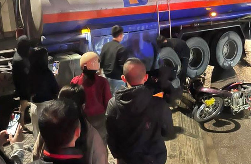 Hiện trường vụ TNGT giữa xe bồn với xe m&aacute;y khiến 1 người tử vong - Ảnh: V.Đ.