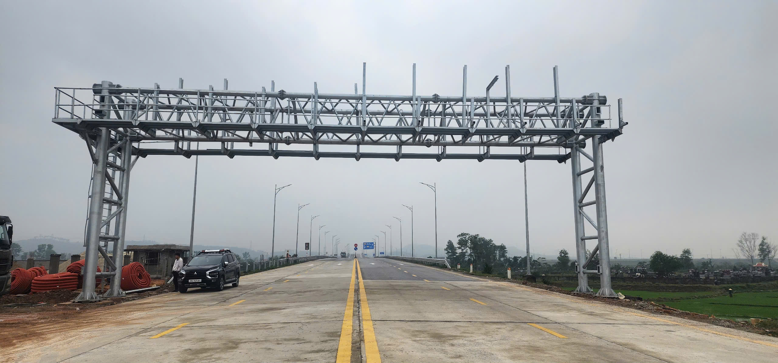 Cao tốc Bắc - Nam qua Hà Tĩnh gấp rút hoàn thiện hạ tầng, sẵn sàng vận hành thu phí- Ảnh 2. Cao tốc Bắc - Nam qua Hà Tĩnh gấp rút hoàn thiện hạ tầng, sẵn sàng vận hành thu phí- Ảnh 2.