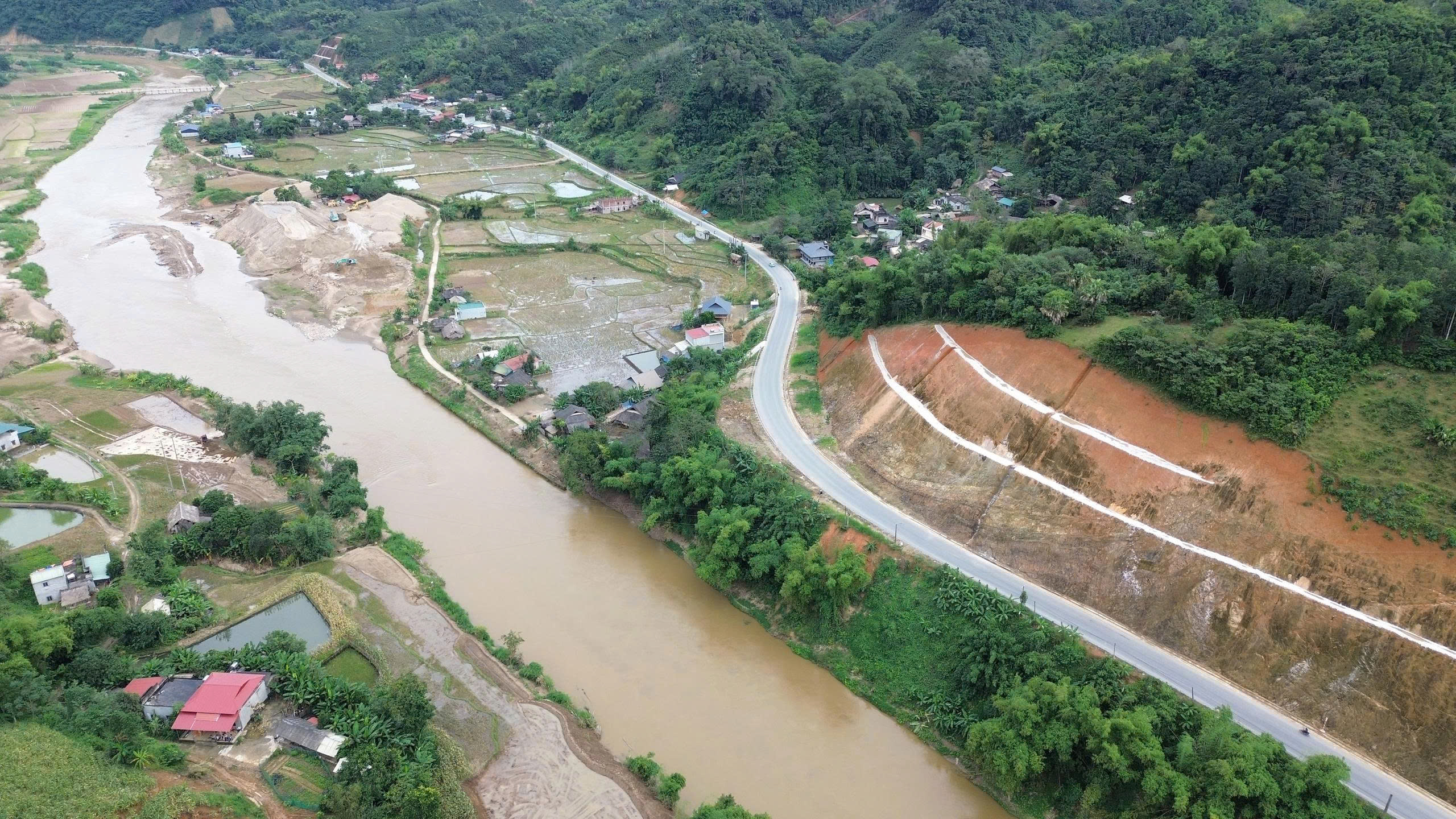 Siết tiến độ c&aacute;c g&oacute;i thầu chậm tại dự &aacute;n giao th&ocirc;ng miền n&uacute;i ph&iacute;a Bắc- Ảnh 2.