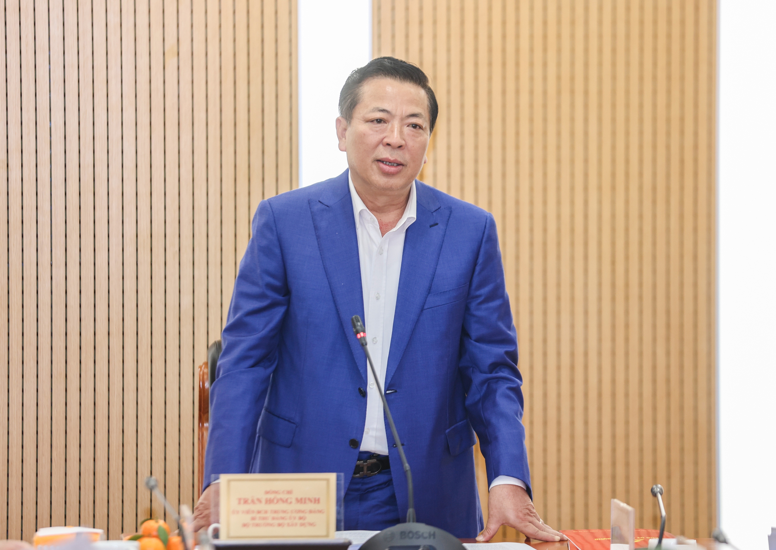 Trao Huy hiệu 30 năm tuổi Đảng cho Ph&oacute; B&iacute; thư chuy&ecirc;n tr&aacute;ch Đảng ủy Bộ X&acirc;y dựng- Ảnh 2.