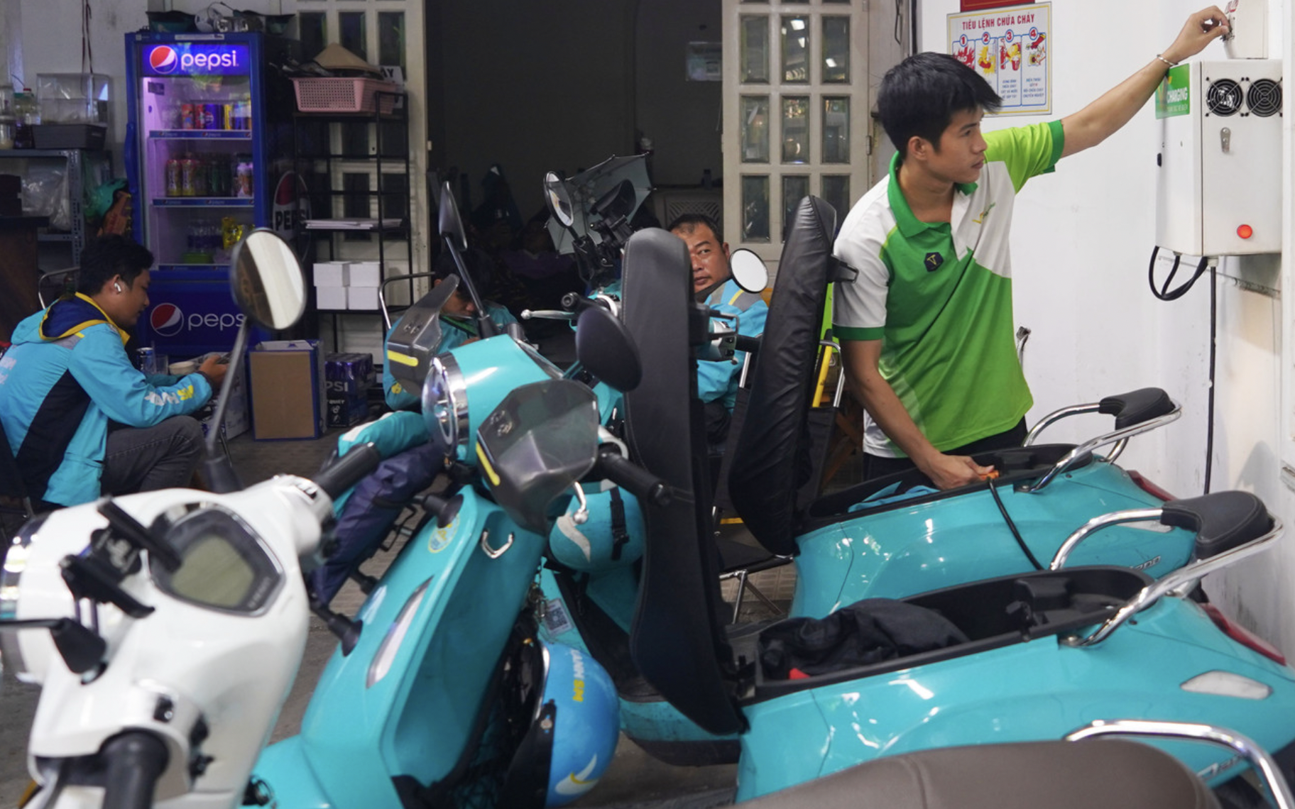 TP.HCM bước vào cao điểm nắng nóng, nguy cơ quá tải điện và hóa đơn tăng cao- Ảnh 4. TP.HCM bước vào cao điểm nắng nóng, nguy cơ quá tải điện và hóa đơn tăng cao- Ảnh 4.