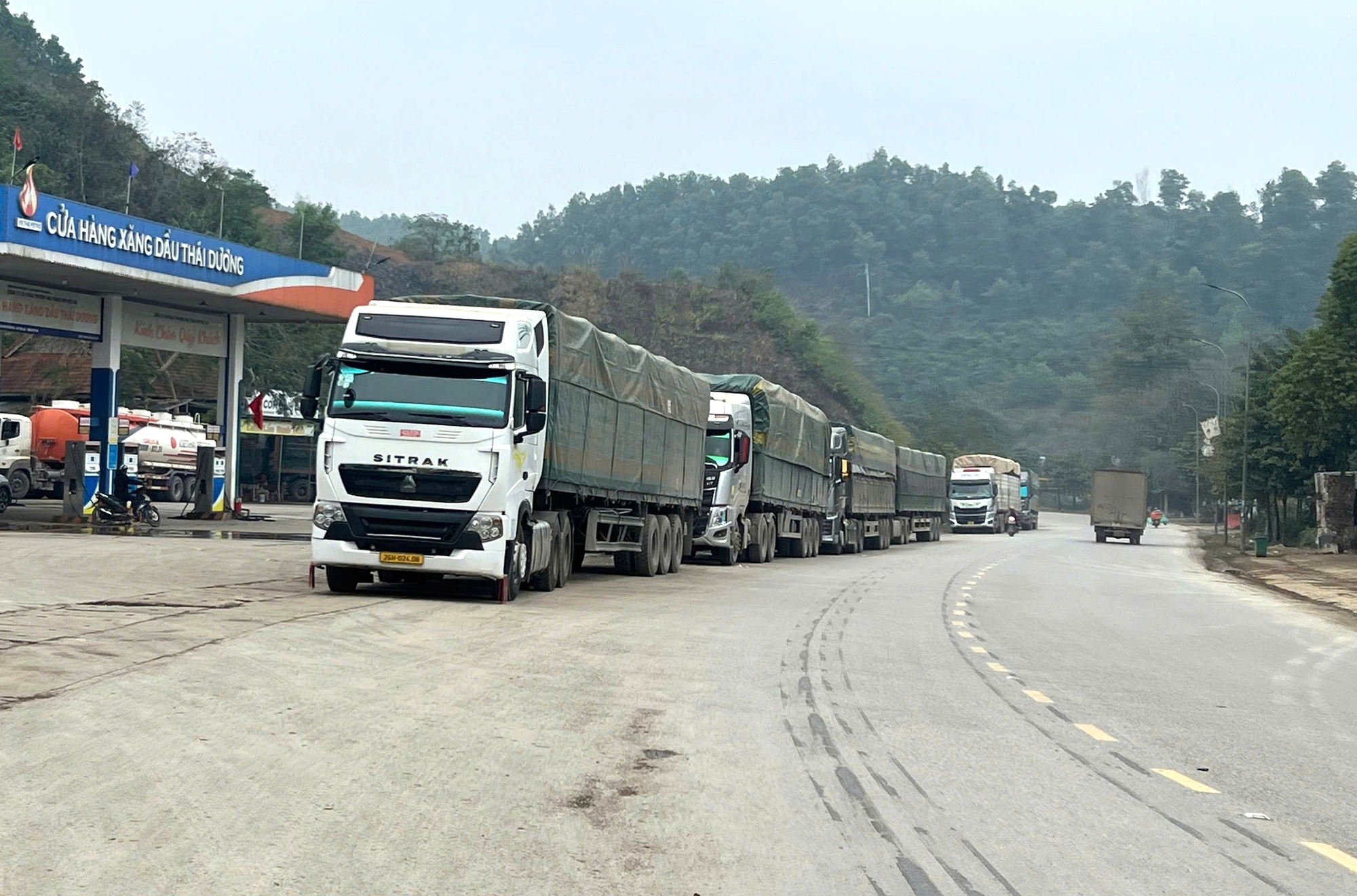 CSGT Ph&uacute; Thọ xử l&yacute; h&agrave;ng loạt t&agrave;i xế vi phạm tải trọng tr&ecirc;n QL6- Ảnh 8.