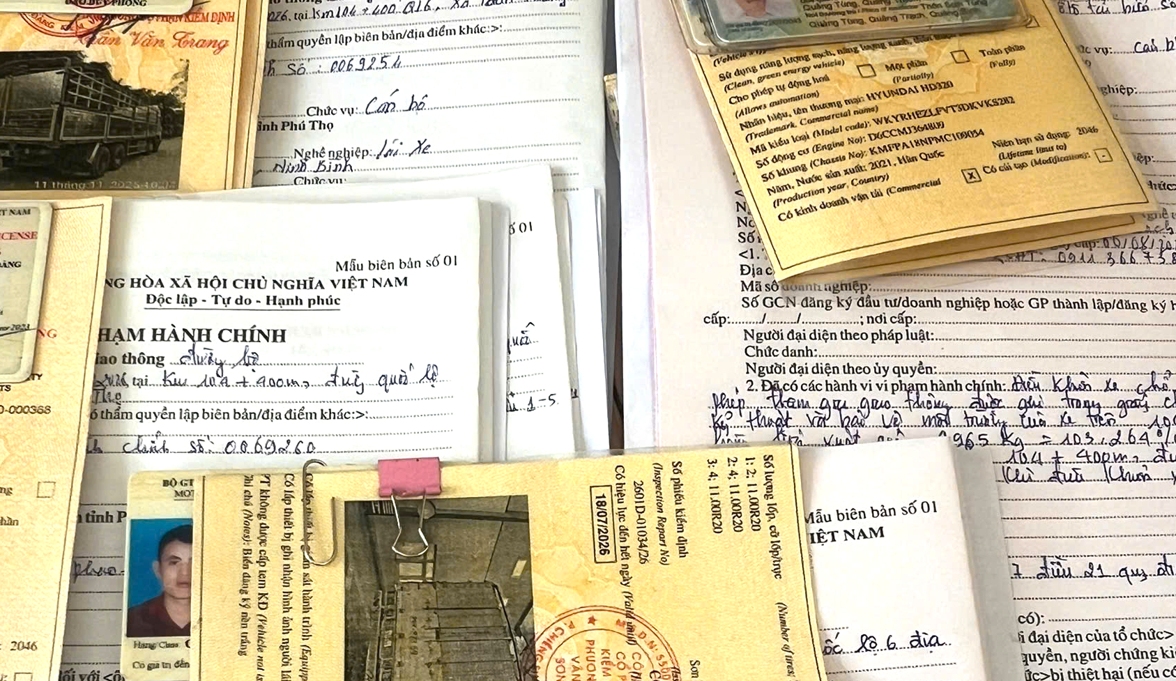 CSGT Ph&uacute; Thọ xử l&yacute; h&agrave;ng loạt t&agrave;i xế vi phạm tải trọng tr&ecirc;n QL6- Ảnh 6.