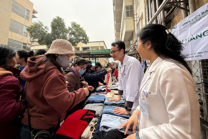 Mang Tết y&ecirc;u thương đến với nhiều người bệnh- Ảnh 1.