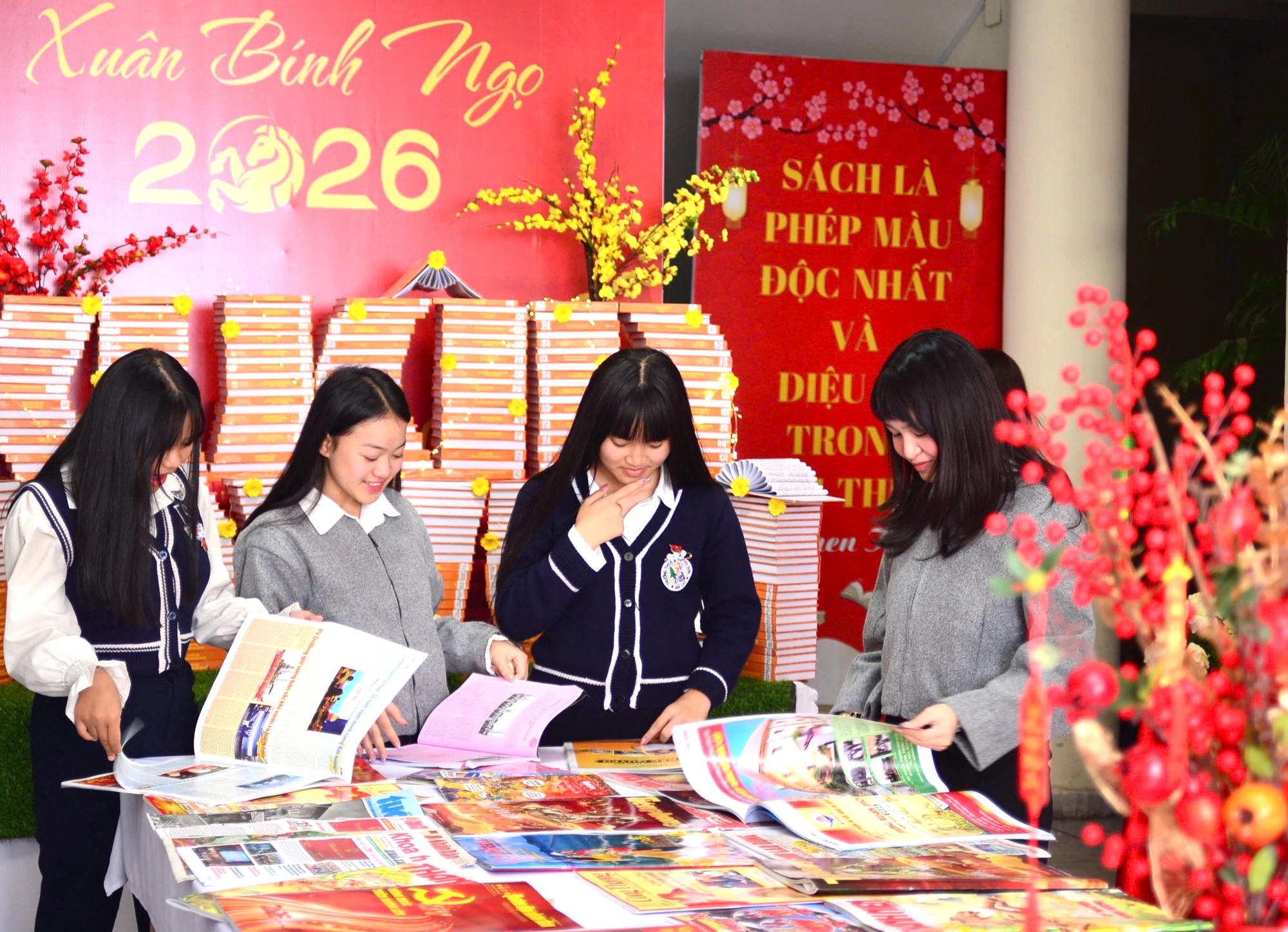 Lâm Đồng: Khai mạc hội sách, báo và triển lãm ảnh Xuân Bính Ngọ 2026- Ảnh 1. Lâm Đồng: Khai mạc hội sách, báo và triển lãm ảnh Xuân Bính Ngọ 2026- Ảnh 1.