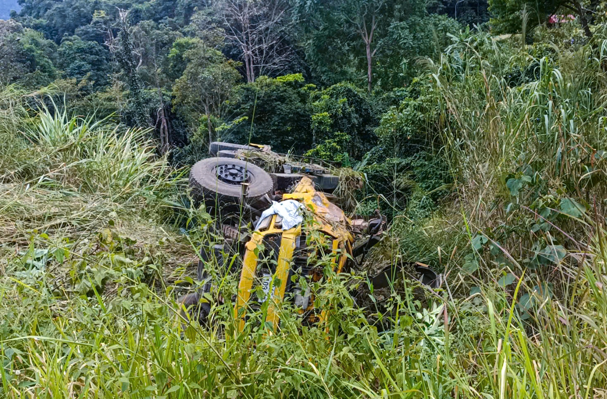 Xe tải mất phanh khi đổ đèo Bảo Lộc, tài xế tử vong, phụ xe trọng thương- Ảnh 1. Xe tải mất phanh khi đổ đèo Bảo Lộc, tài xế tử vong, phụ xe trọng thương- Ảnh 1.