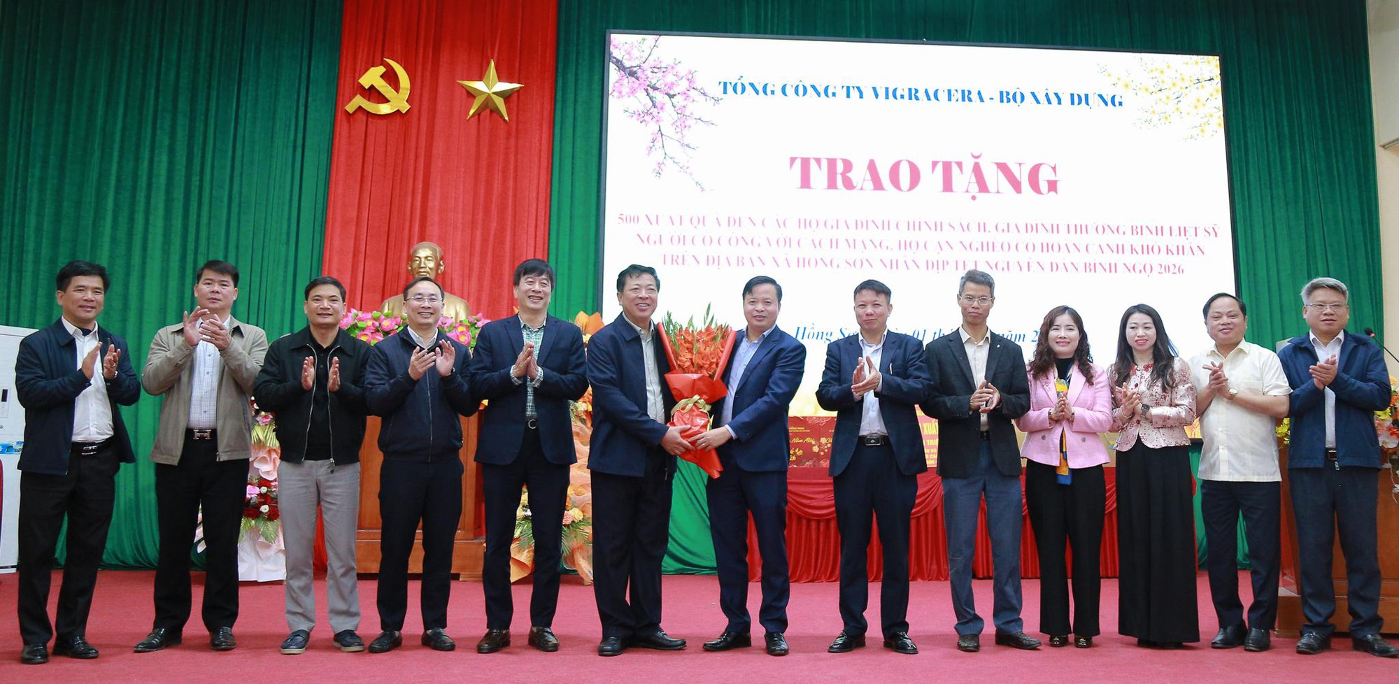 Viglacera trao tặng quà hỗ trợ người dân xã Hồng Sơn và Phúc Sơn (Hà Nội)- Ảnh 1. Viglacera trao tặng quà hỗ trợ người dân xã Hồng Sơn và Phúc Sơn (Hà Nội)- Ảnh 1.