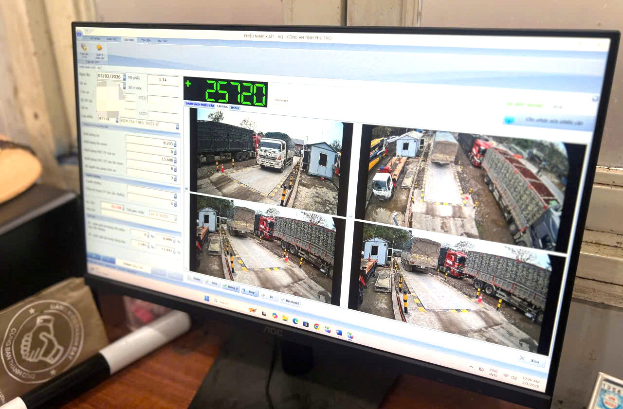 CSGT Ph&uacute; Thọ xử l&yacute; h&agrave;ng loạt t&agrave;i xế vi phạm tải trọng tr&ecirc;n QL6- Ảnh 4.