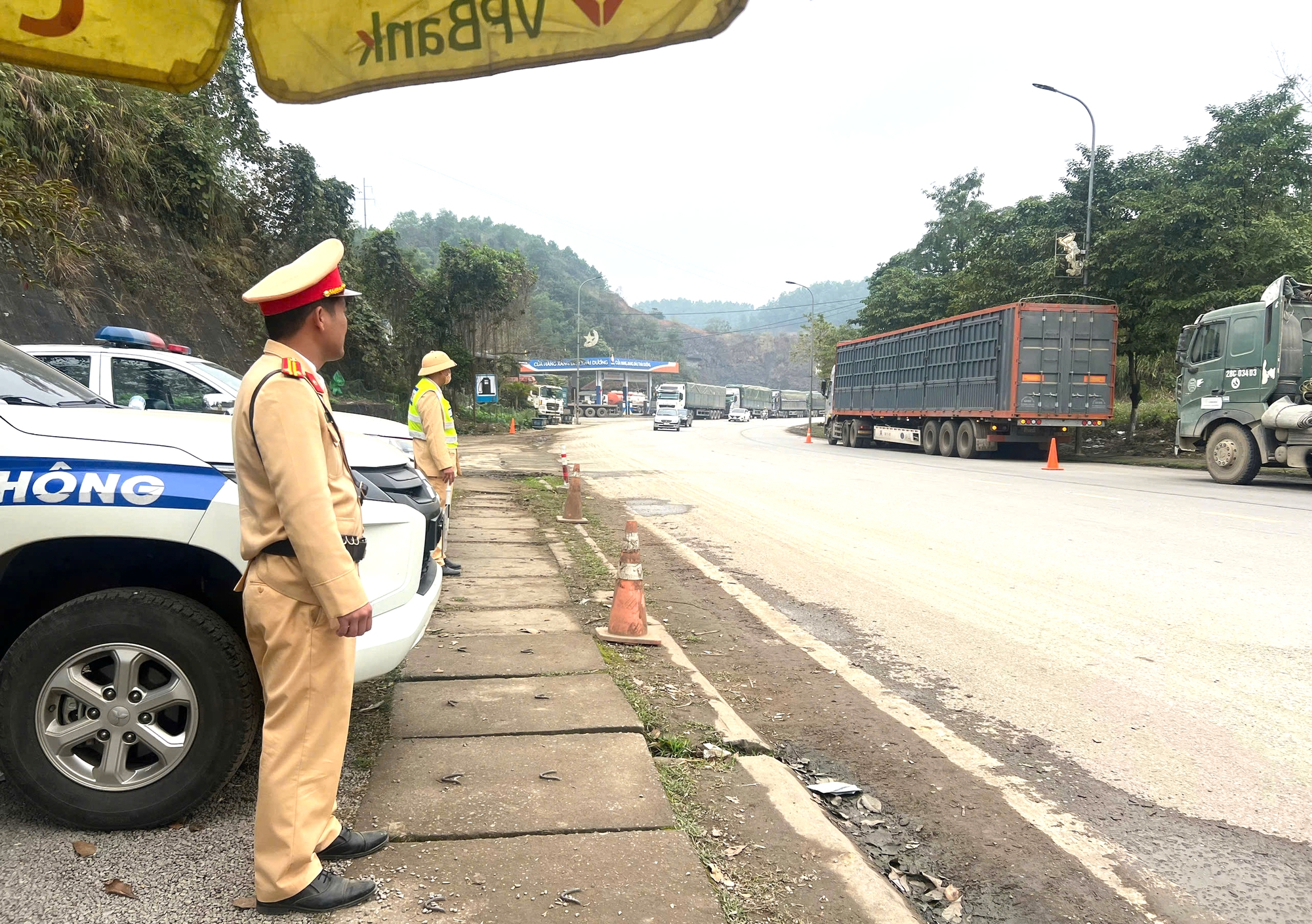 CSGT Ph&uacute; Thọ xử l&yacute; h&agrave;ng loạt t&agrave;i xế vi phạm tải trọng tr&ecirc;n QL6- Ảnh 1.
