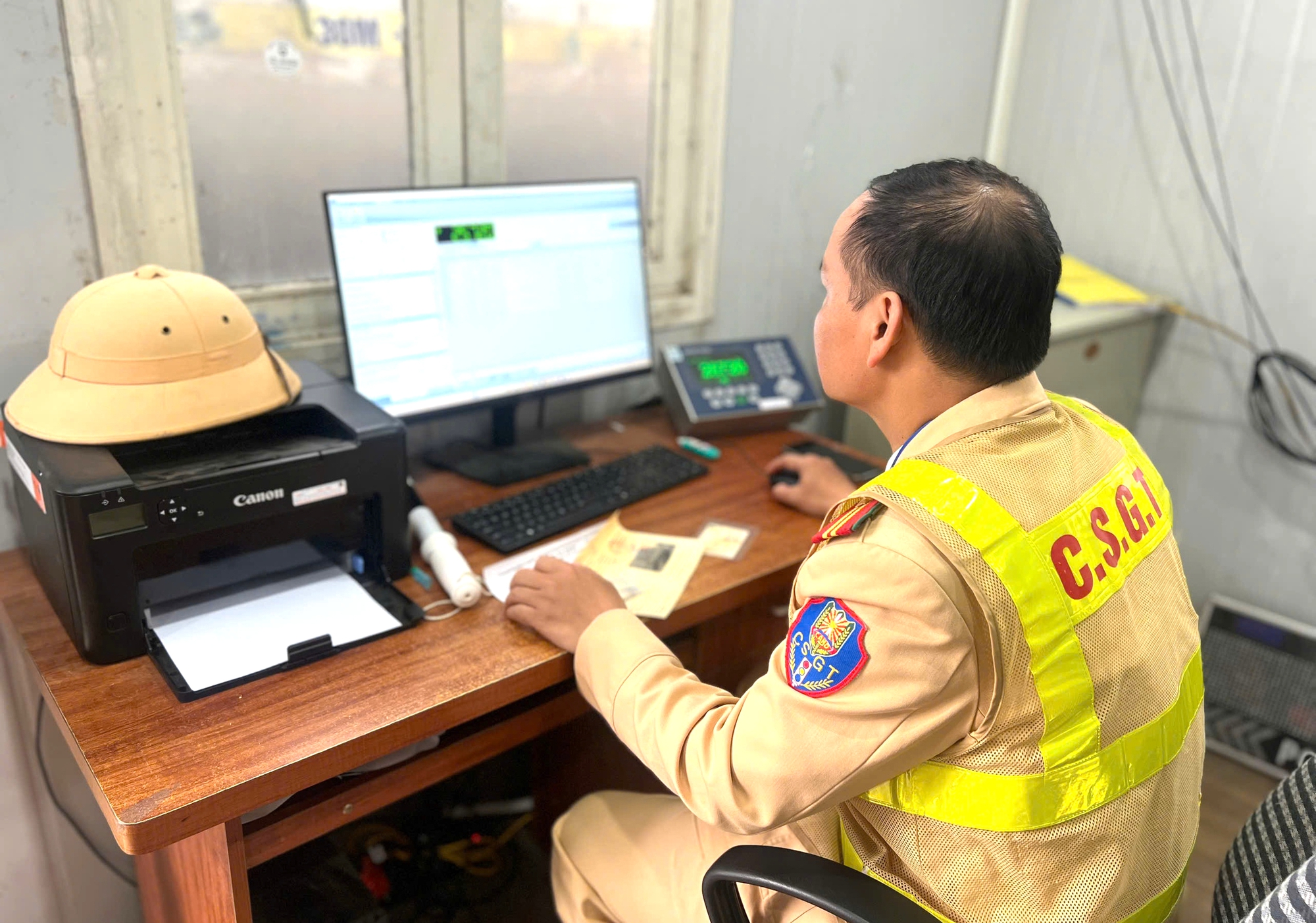 CSGT Ph&uacute; Thọ xử l&yacute; h&agrave;ng loạt t&agrave;i xế vi phạm tải trọng tr&ecirc;n QL6- Ảnh 2.