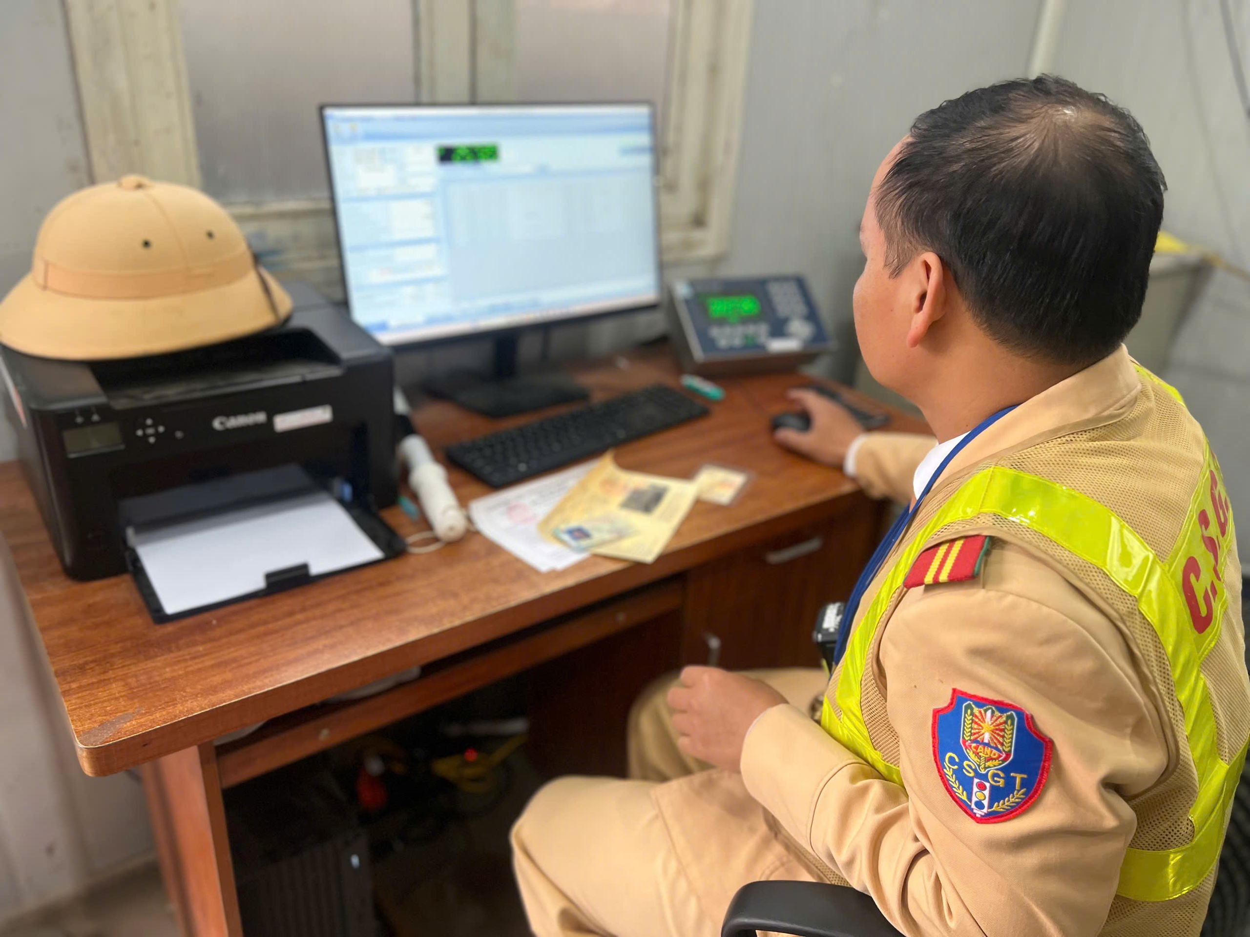 CSGT Ph&uacute; Thọ xử l&yacute; h&agrave;ng loạt t&agrave;i xế vi phạm tải trọng tr&ecirc;n QL6- Ảnh 10.