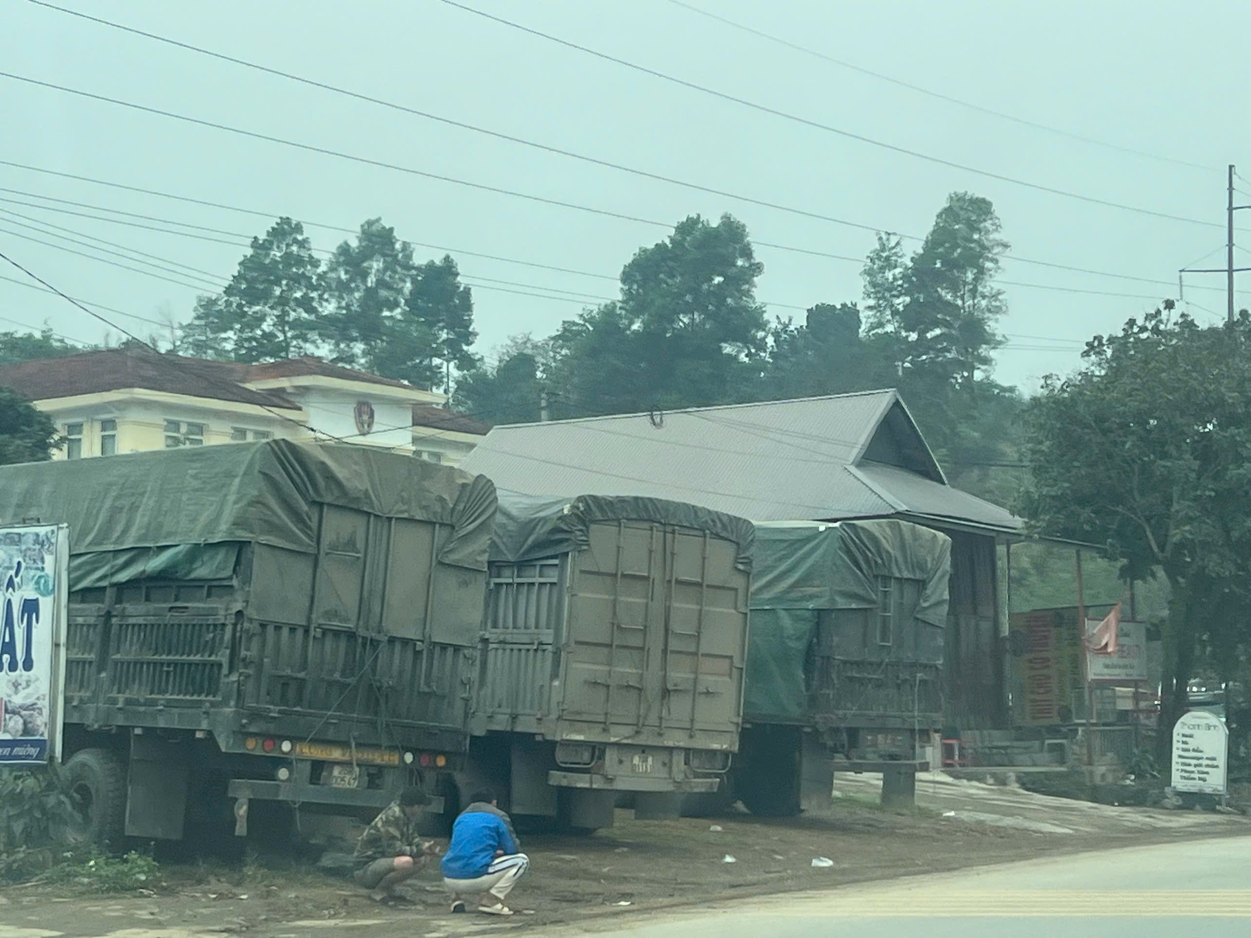 CSGT Ph&uacute; Thọ xử l&yacute; h&agrave;ng loạt t&agrave;i xế vi phạm tải trọng tr&ecirc;n QL6- Ảnh 9.