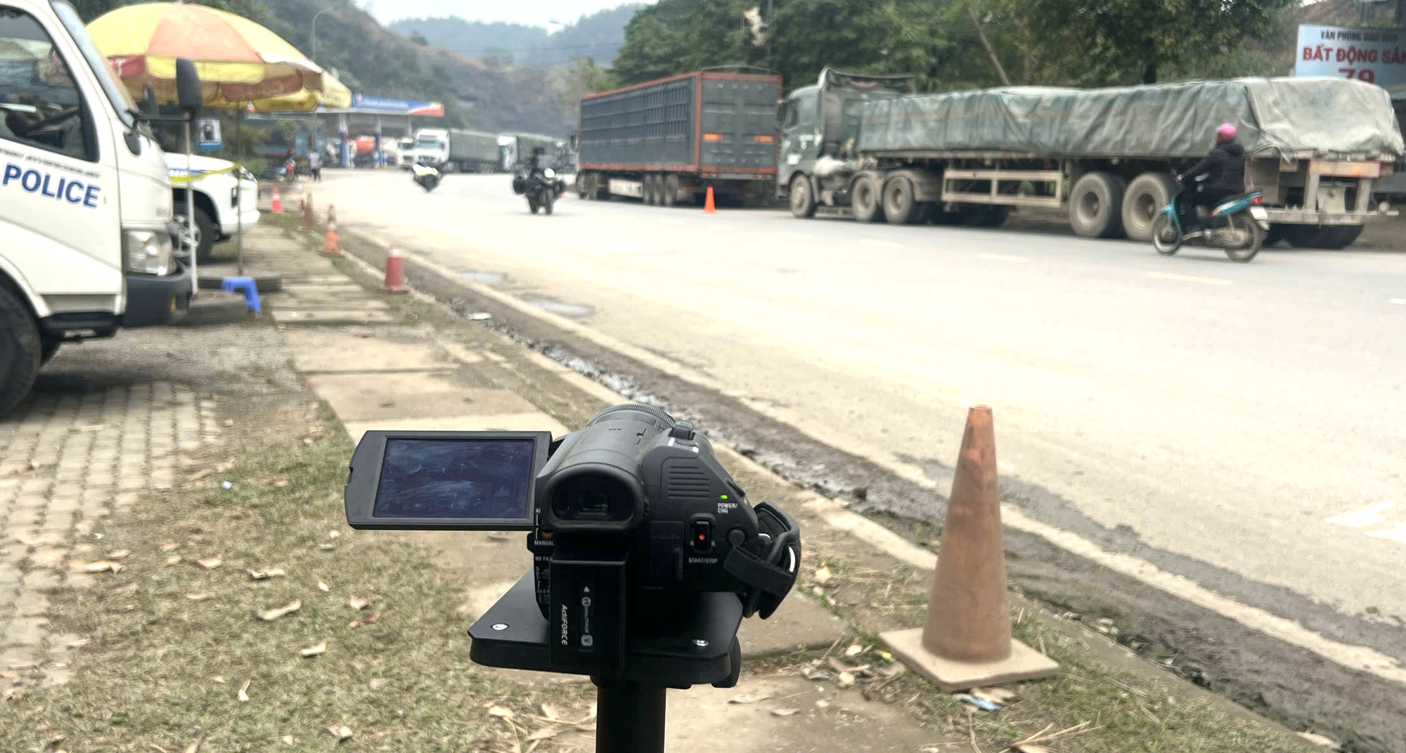 CSGT Ph&uacute; Thọ xử l&yacute; h&agrave;ng loạt t&agrave;i xế vi phạm tải trọng tr&ecirc;n QL6- Ảnh 5.