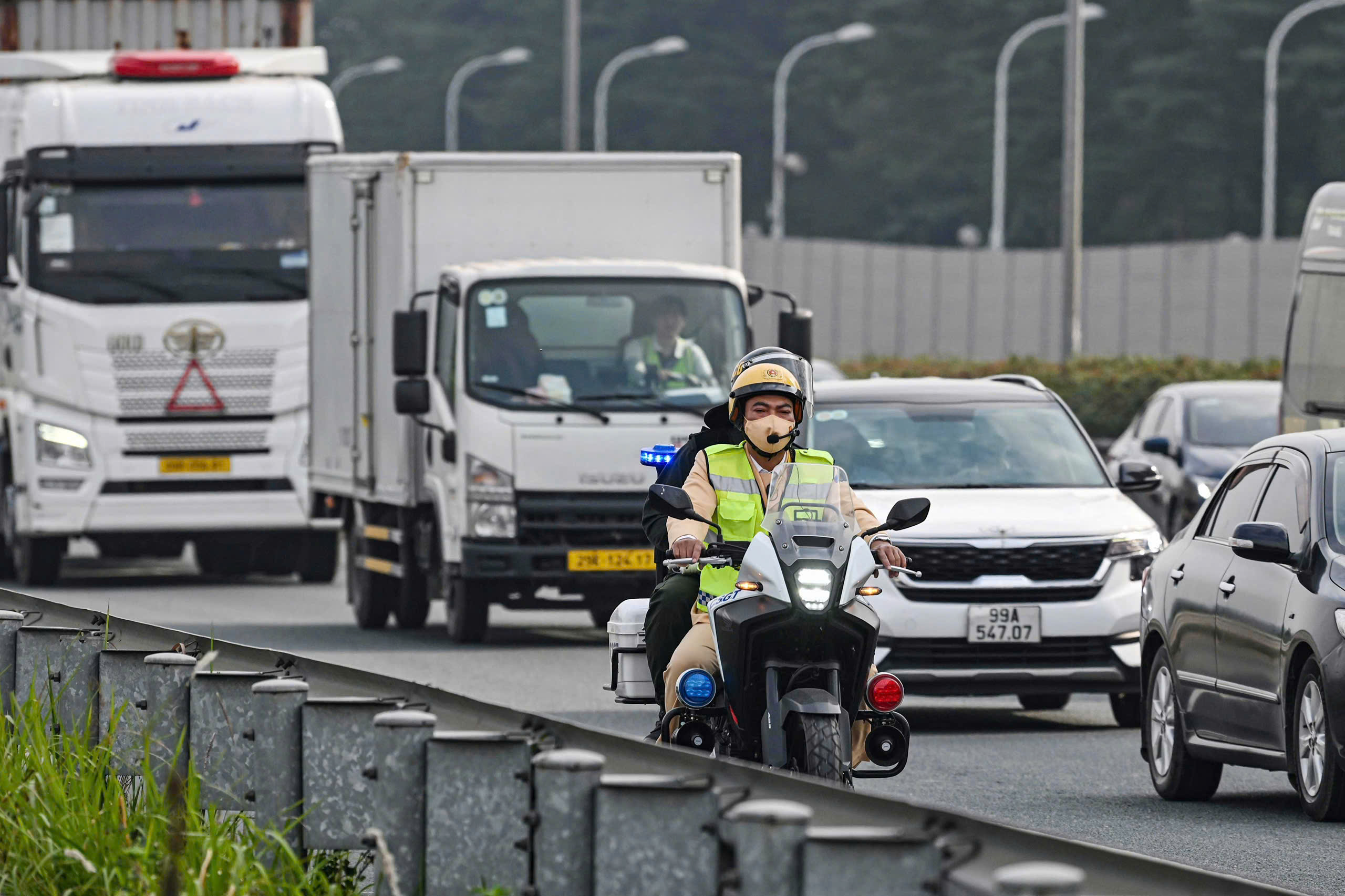 CSGT toàn quốc sẵn sàng dẫn các đoàn ô tô, xe máy của người dân về quê đón Tết- Ảnh 1. CSGT toàn quốc sẵn sàng dẫn các đoàn ô tô, xe máy của người dân về quê đón Tết- Ảnh 1.