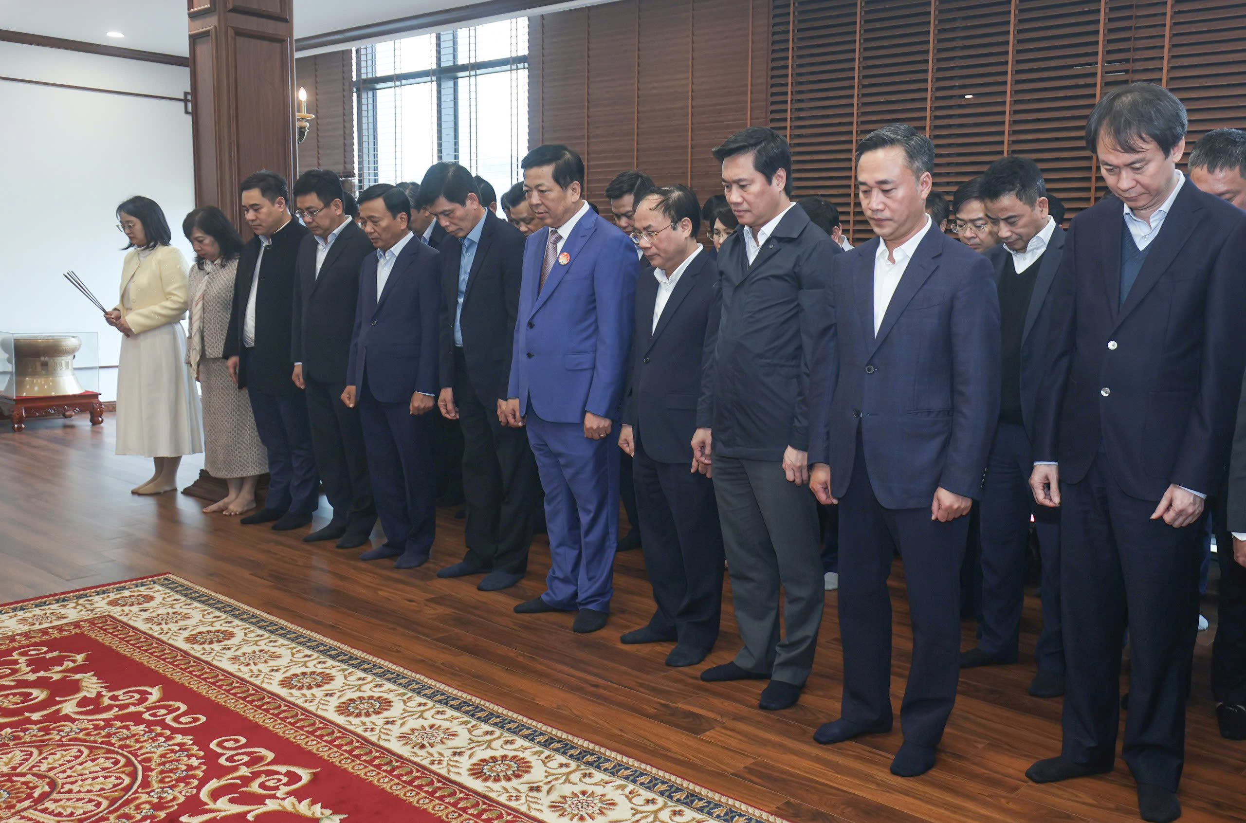 Lãnh đạo Bộ Xây dựng dâng hương nhân kỷ niệm 96 năm ngày thành lập Đảng- Ảnh 2. Lãnh đạo Bộ Xây dựng dâng hương nhân kỷ niệm 96 năm ngày thành lập Đảng- Ảnh 2.