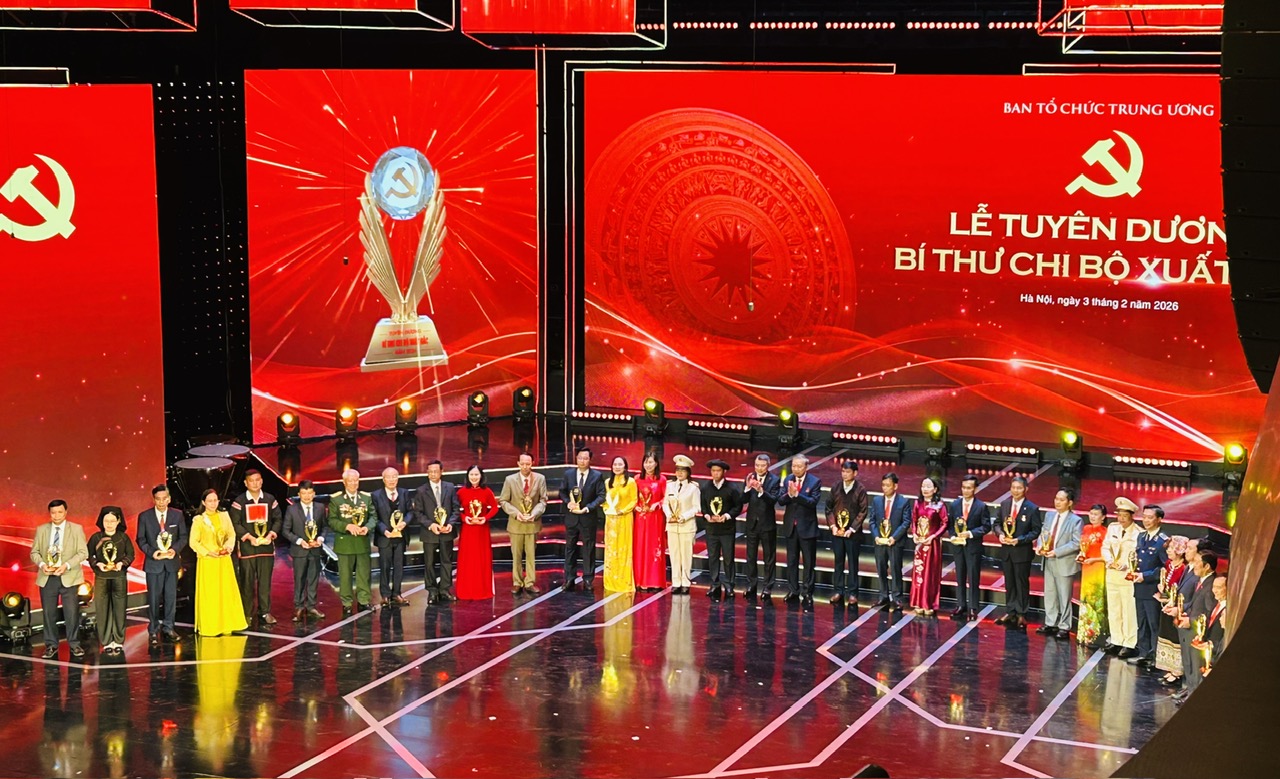 Tuy&ecirc;n dương B&iacute; thư Chi bộ xuất sắc v&agrave; trao Giải B&uacute;a liềm v&agrave;ng lần thứ X- Ảnh 5.