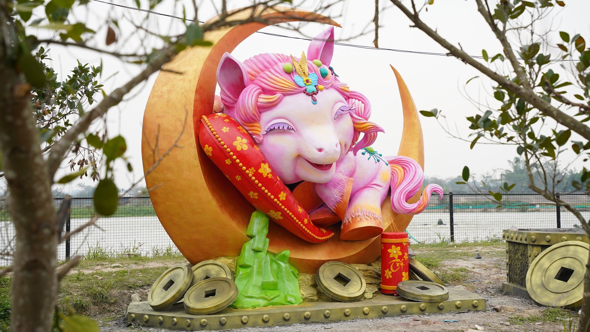 9X Bắc Ninh đấu gi&aacute; linh vật ngựa khổng lồ hơn 200 triệu đồng gi&uacute;p người ngh&egrave;o đ&oacute;n Tết- Ảnh 5.