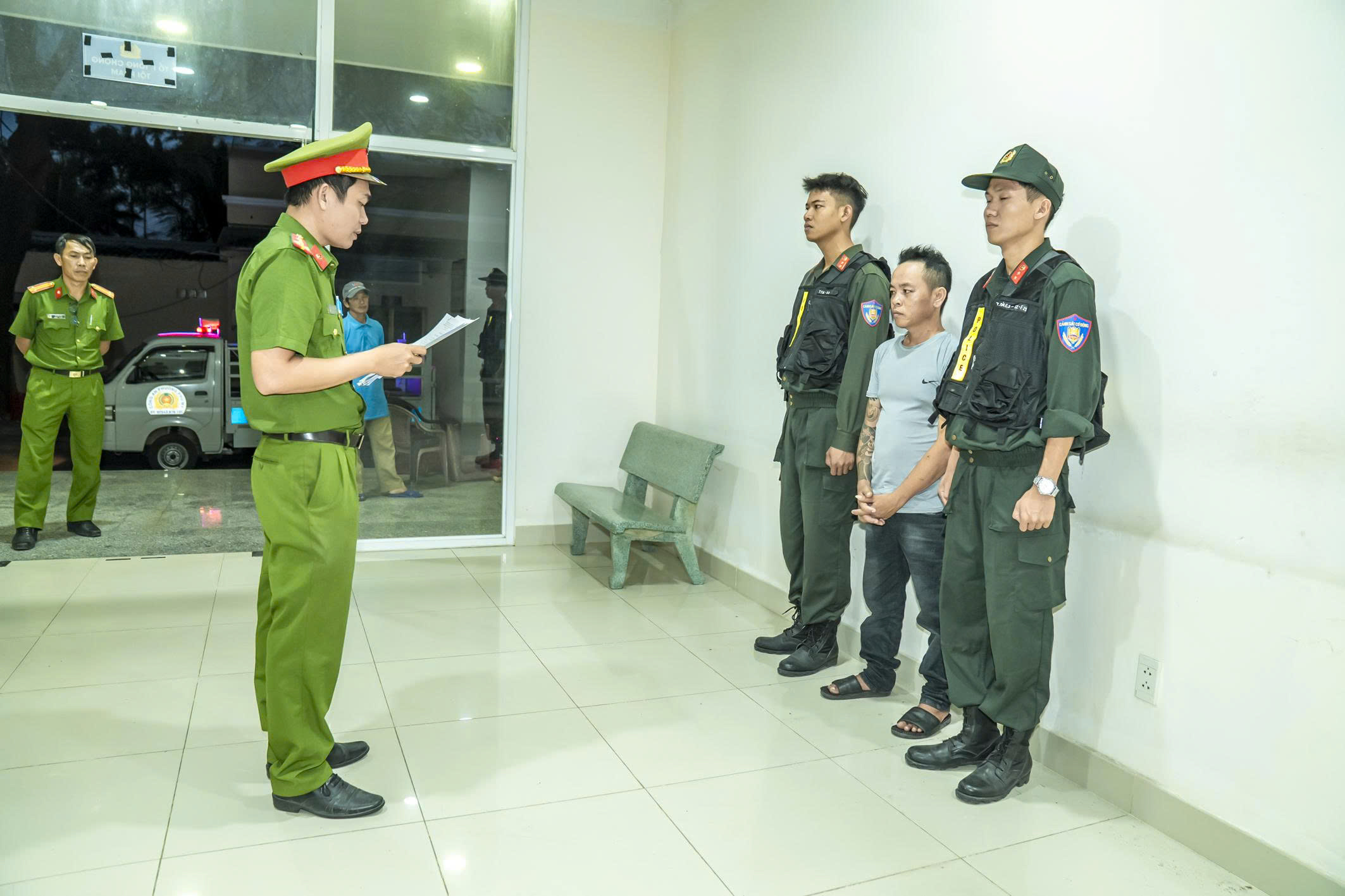 TP.HCM: Khởi tố 2 đối tượng mang hung kh&iacute; đ&aacute;nh nhau ở ng&atilde; tư- Ảnh 2.