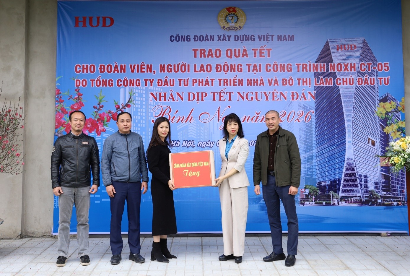 Tết ấm tr&ecirc;n c&ocirc;ng trường: C&ocirc;ng đo&agrave;n X&acirc;y dựng Việt Nam mang Xu&acirc;n đến với người lao động- Ảnh 2.